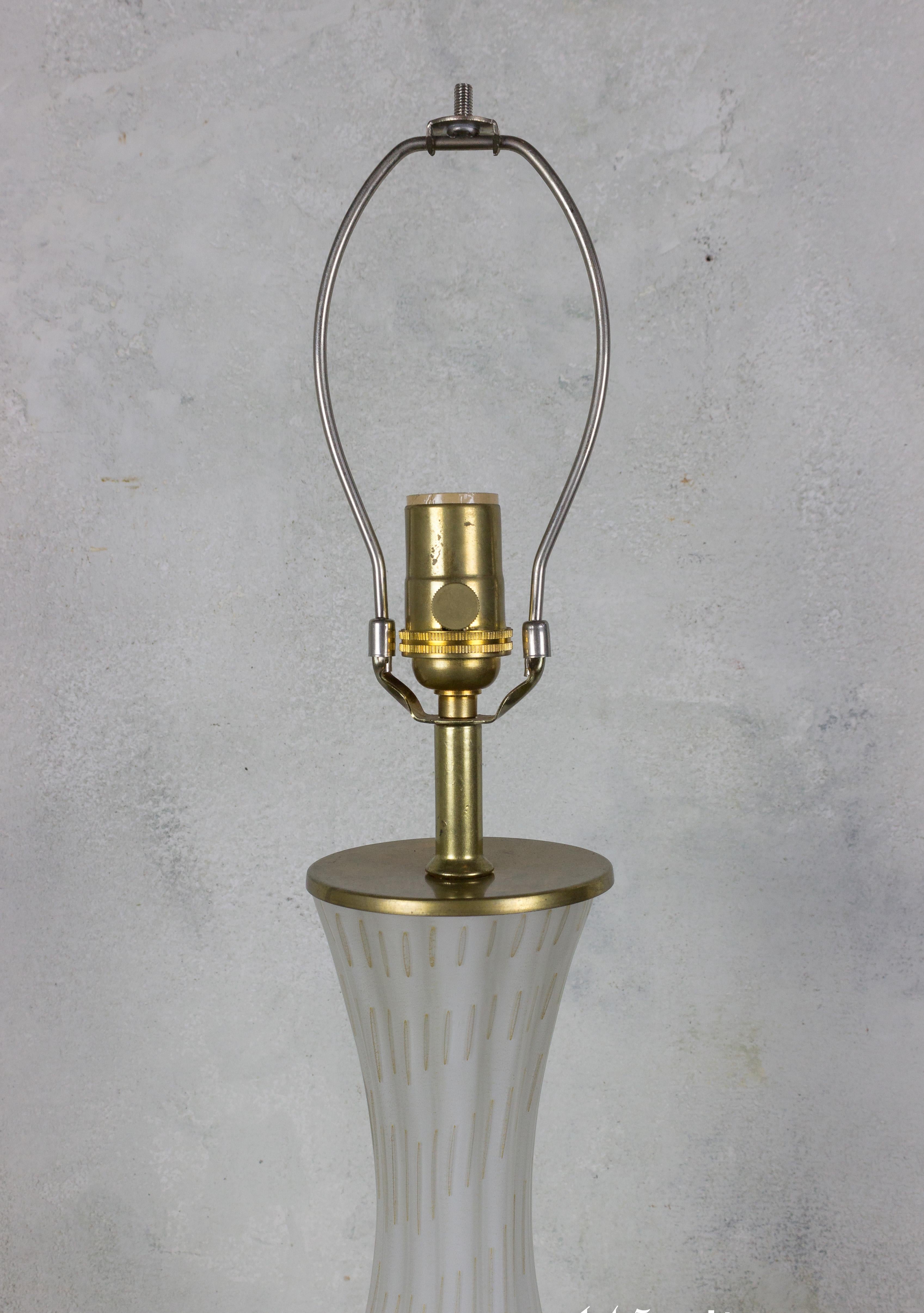 Lampe italienne des années 1940 en verre Murano blanc avec inclusions d'or et base en laiton en vente 2