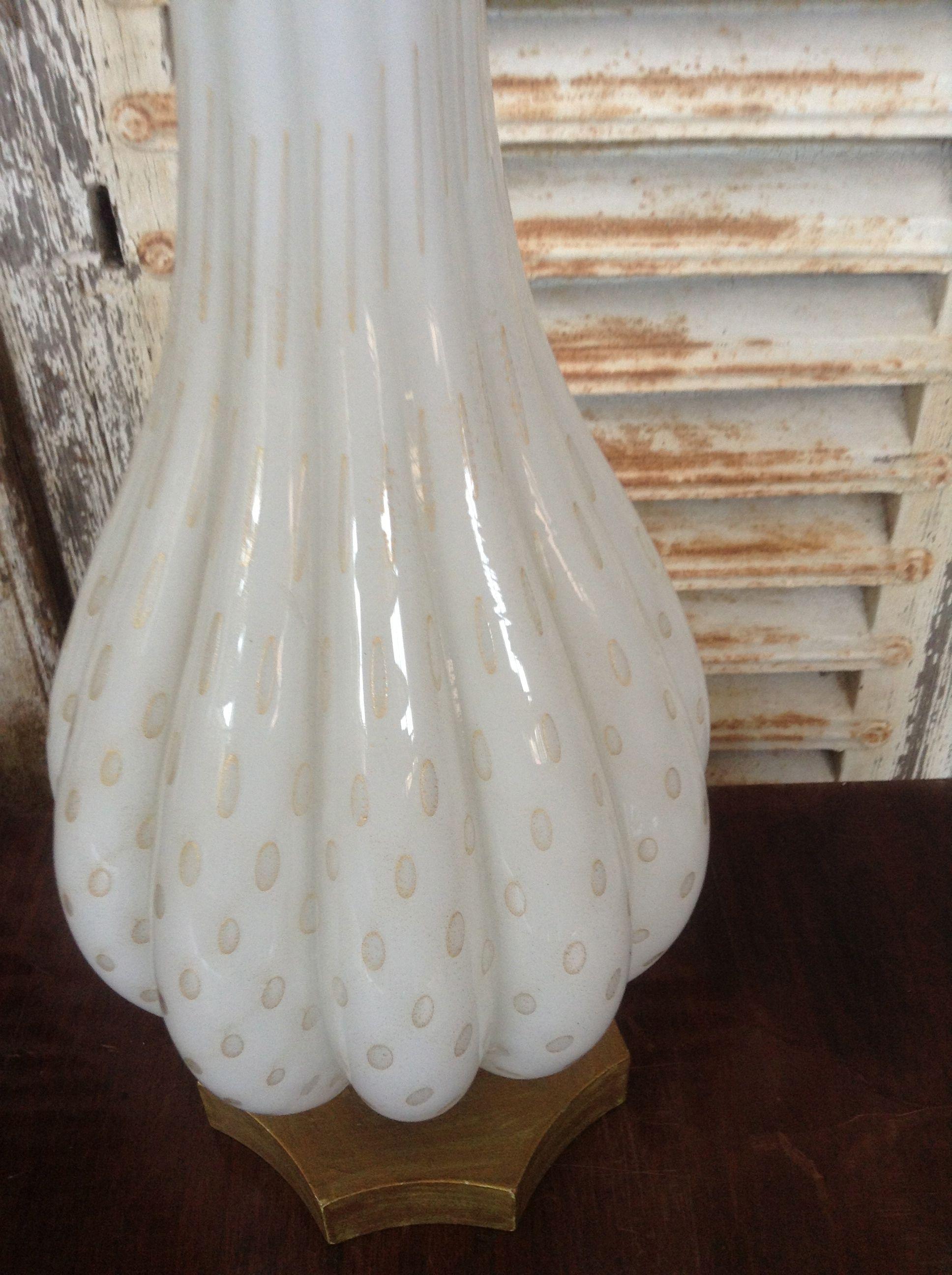 Lampe italienne des années 1940 en verre Murano blanc avec inclusions d'or et base en laiton en vente 3