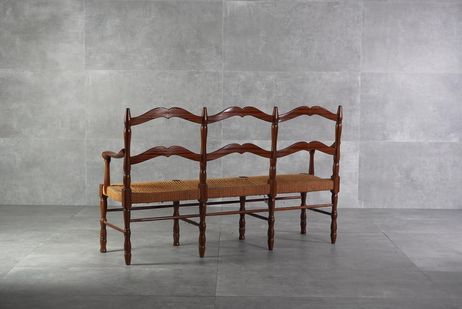 Elegant two-seat bench in solid wood with woven straw seat and backrest, deisgned by Maurizio Tempestini. A charming italian piece from the 1940s.