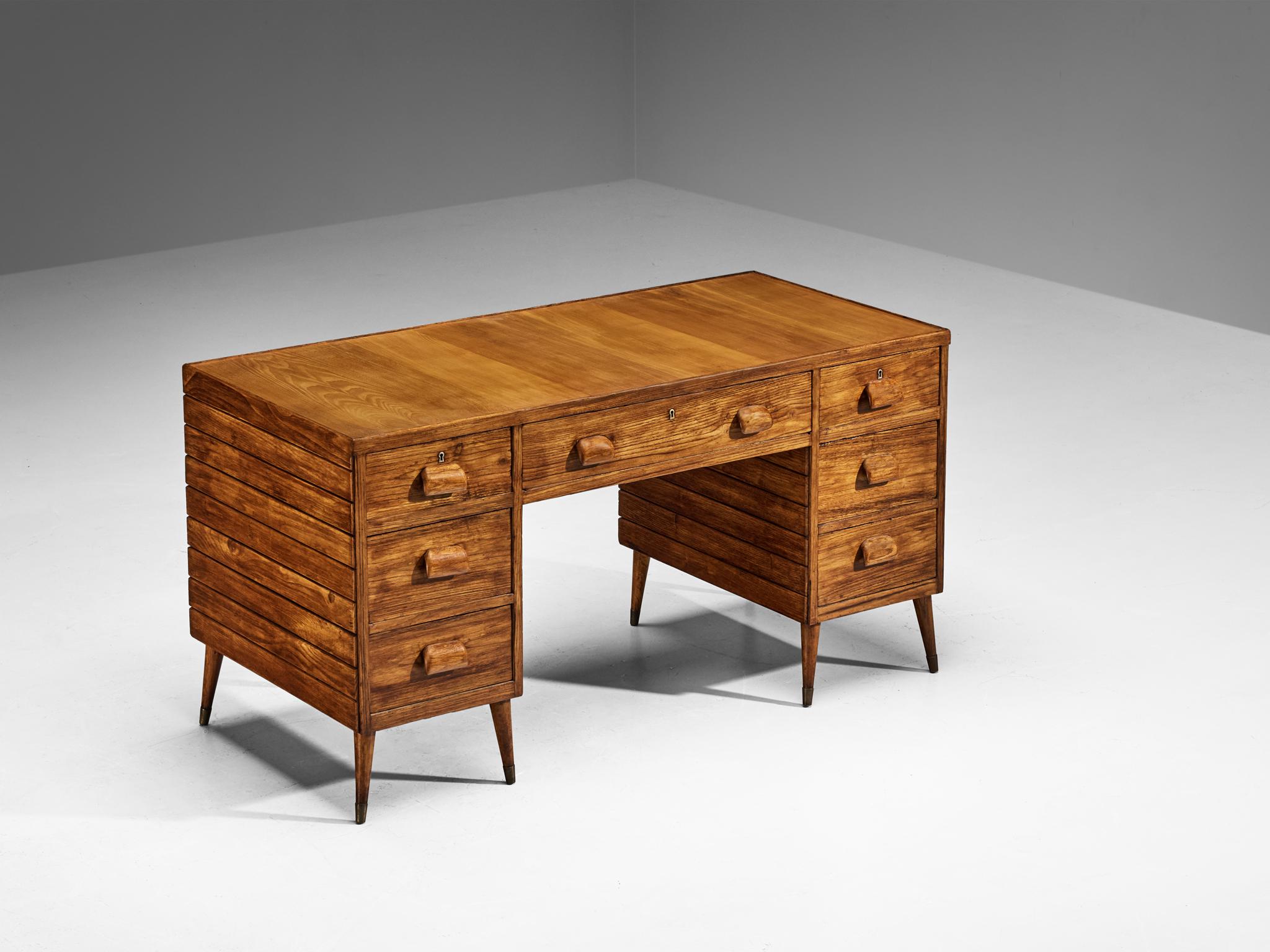 Schreibtisch, Esche, Messing, Italien, 1940er Jahre

Dieser in Italien hergestellte Schreibtisch ist ein Zeugnis des in den 1940er und 1950er Jahren vorherrschenden Designethos. Der Bürotisch zeugt von dem ausgezeichneten Geschmack des Designers für