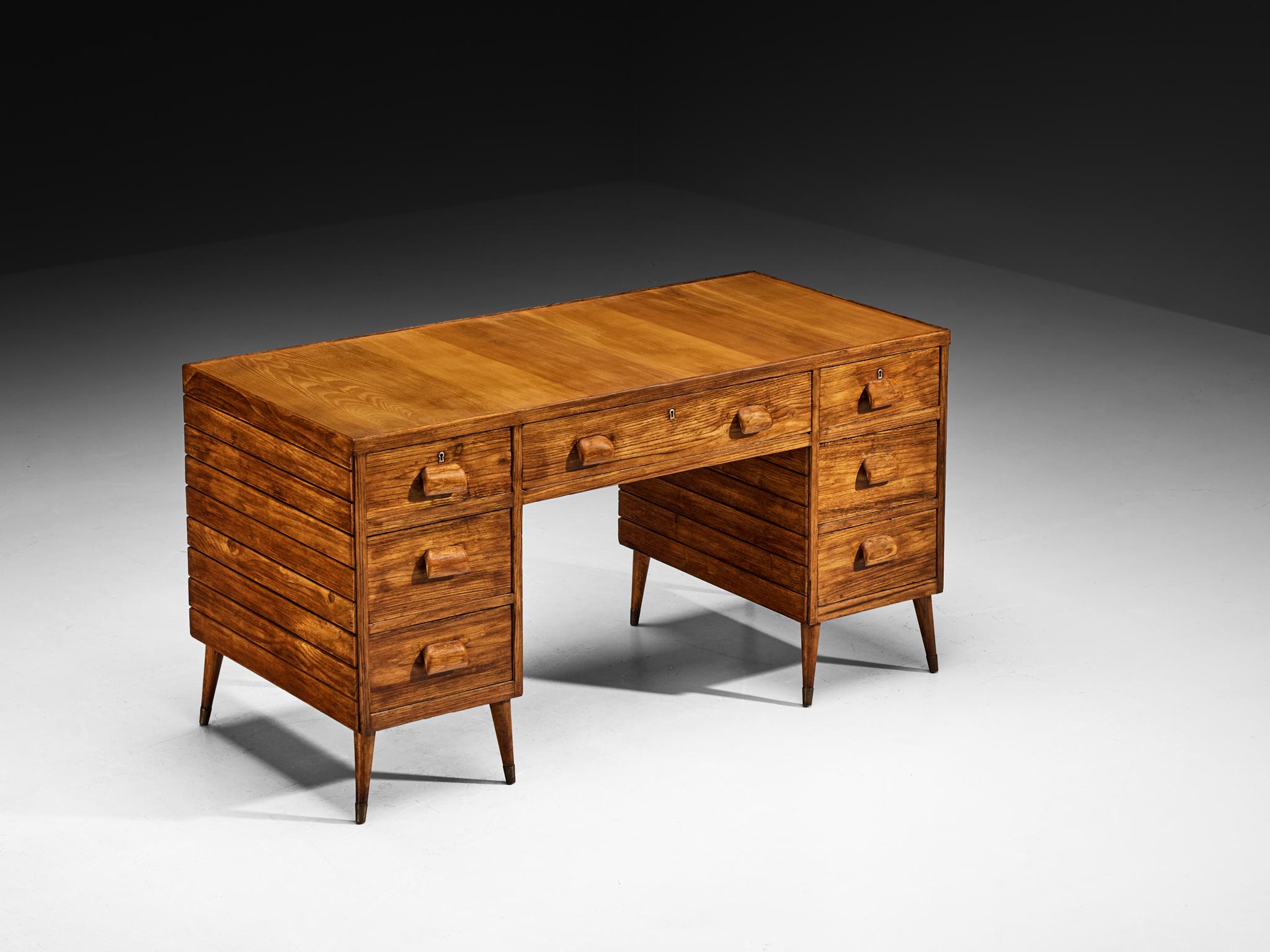 Escritorio, fresno, latón, Italia, años 40

Fabricado en Italia, este escritorio es un testimonio del espíritu de diseño predominante en las décadas de 1940 y 1950. La mesa de despacho demuestra el excelente gusto del diseñador por las formas y el