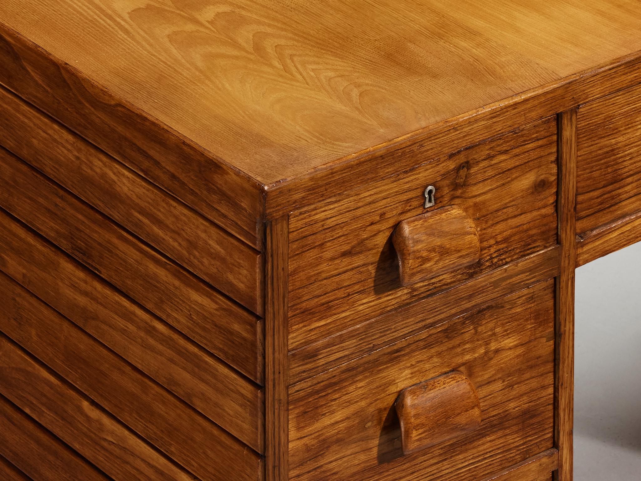 Escritorio italiano de los años 40 en fresno y latón mediados del siglo XX en venta