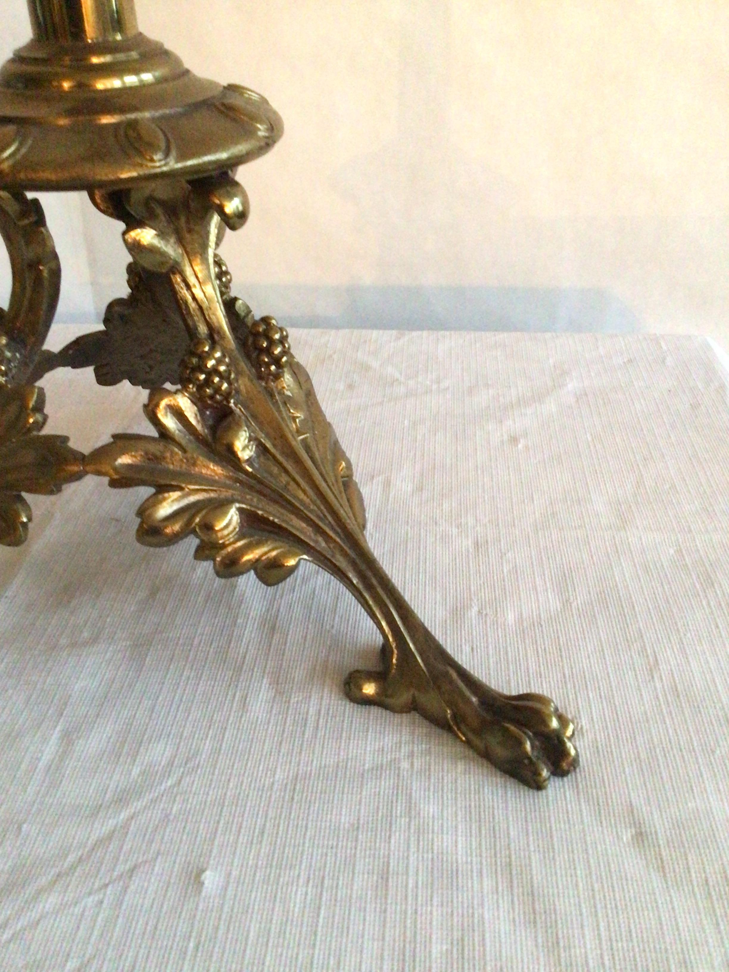 Candelabro de latón italianizante de los años 40 con detalles de hojas enrolladas en venta 5