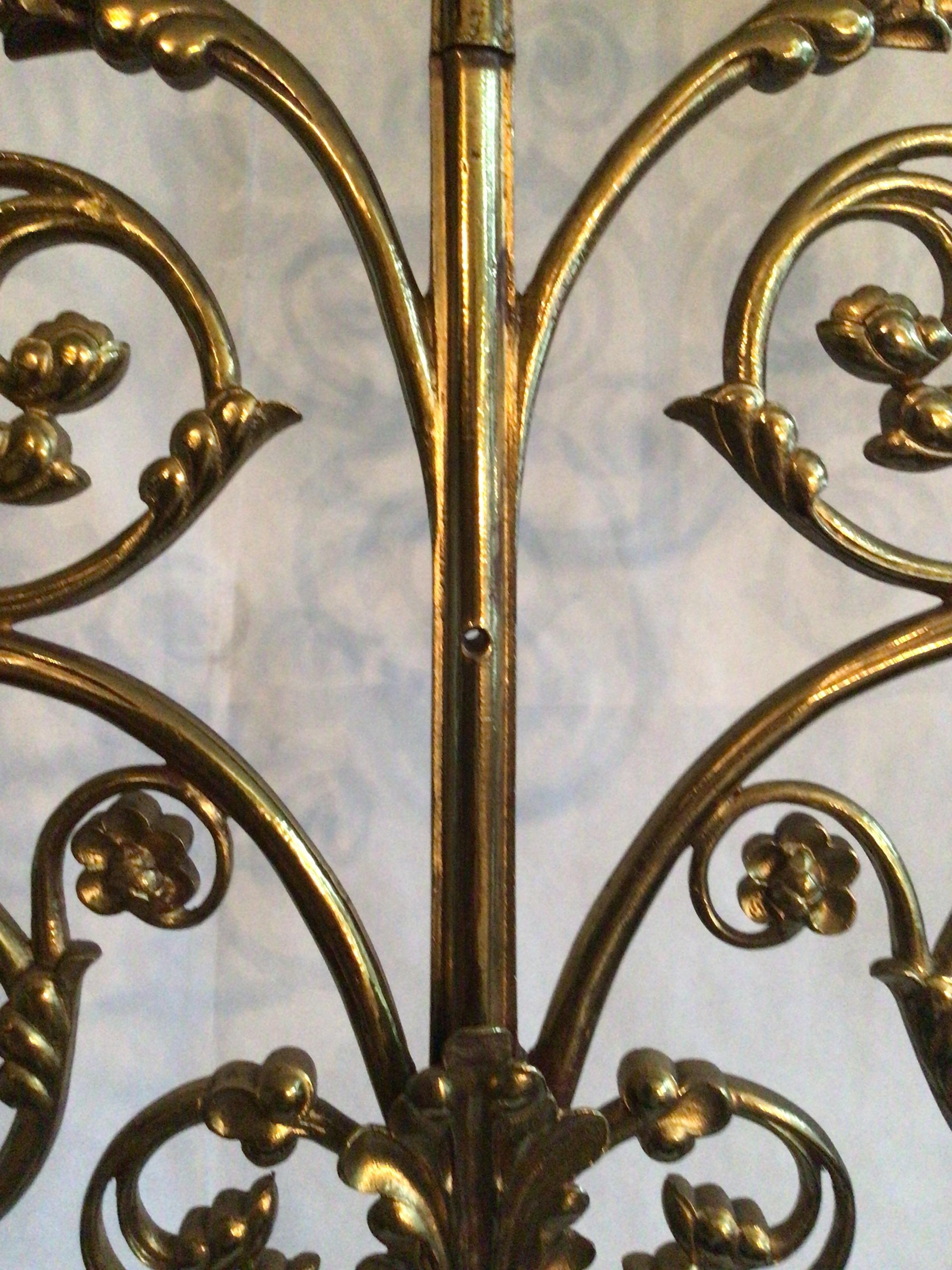 Candelabro de latón italianizante de los años 40 con detalles de hojas enrolladas en venta 6