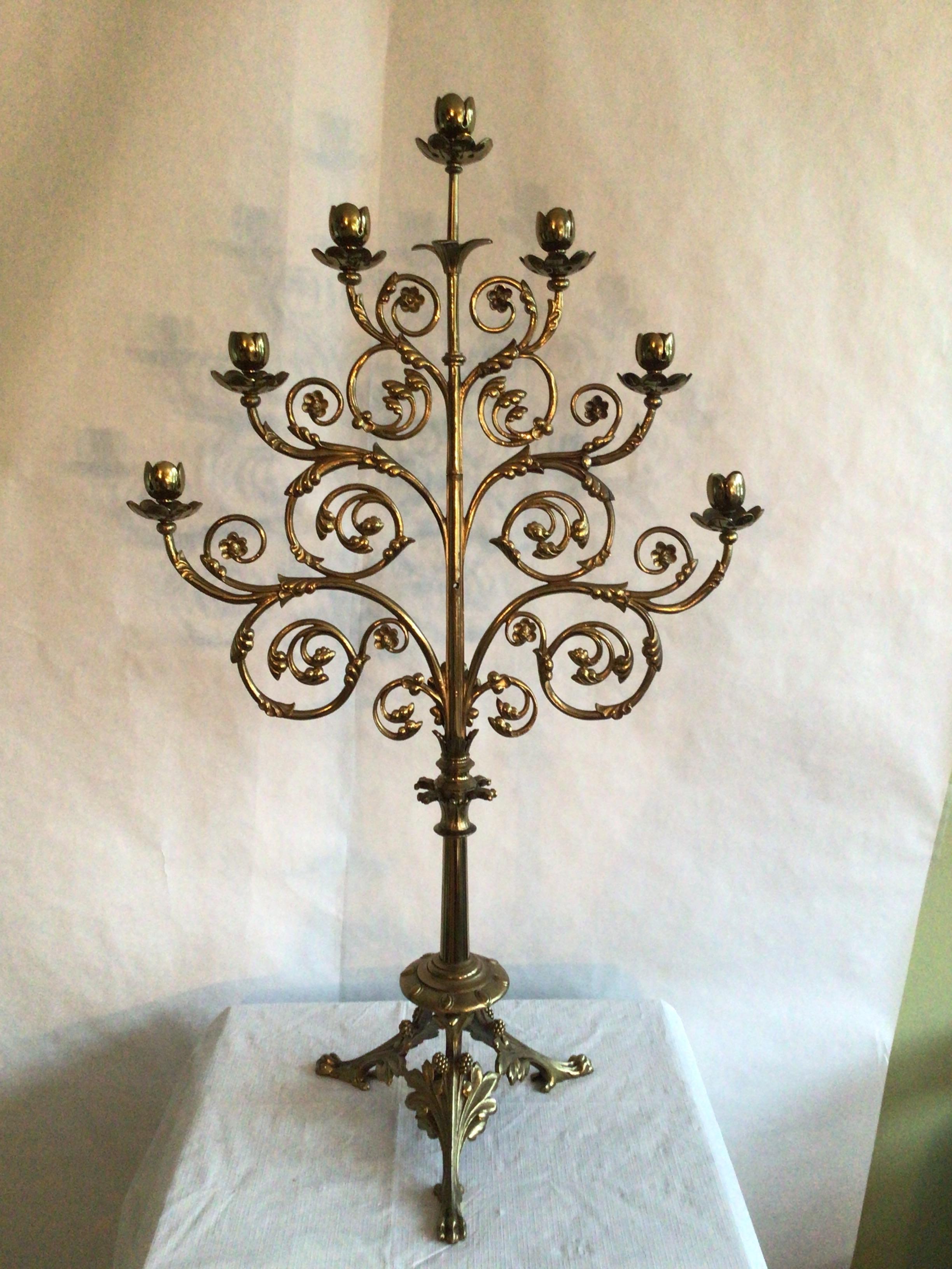Candelabro de latón italianizante de los años 40 con detalles de hojas enrolladas
Pies de garra
Contiene siete velas
Tiene algunos agujeros (como se ve en las fotos)
Se desenrosca de la parte central para guardarlo fácilmente