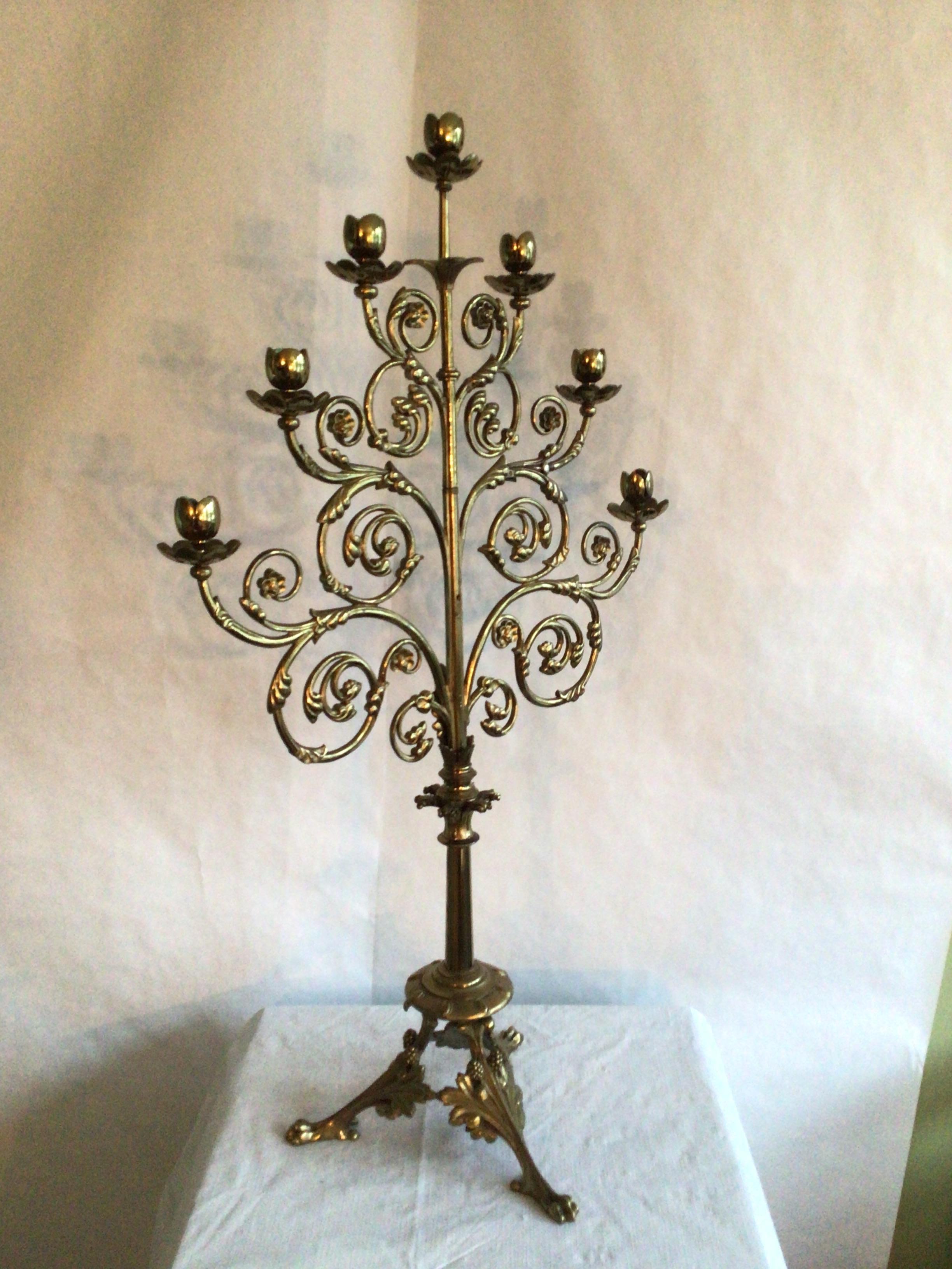 Candelabro de latón italianizante de los años 40 con detalles de hojas enrolladas en Bueno estado para la venta en Tarrytown, NY