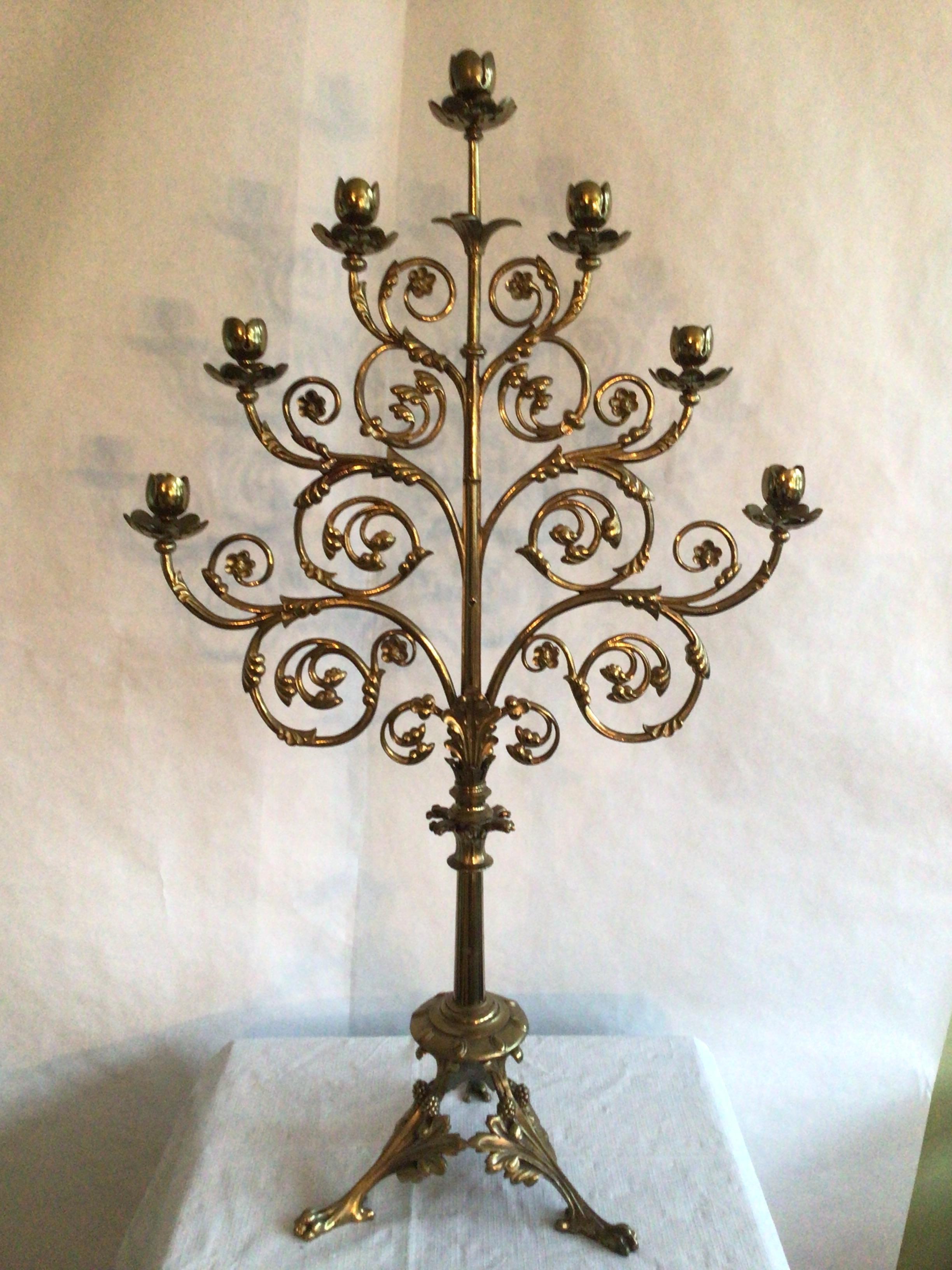 Candelabro de latón italianizante de los años 40 con detalles de hojas enrolladas mediados del siglo XX en venta