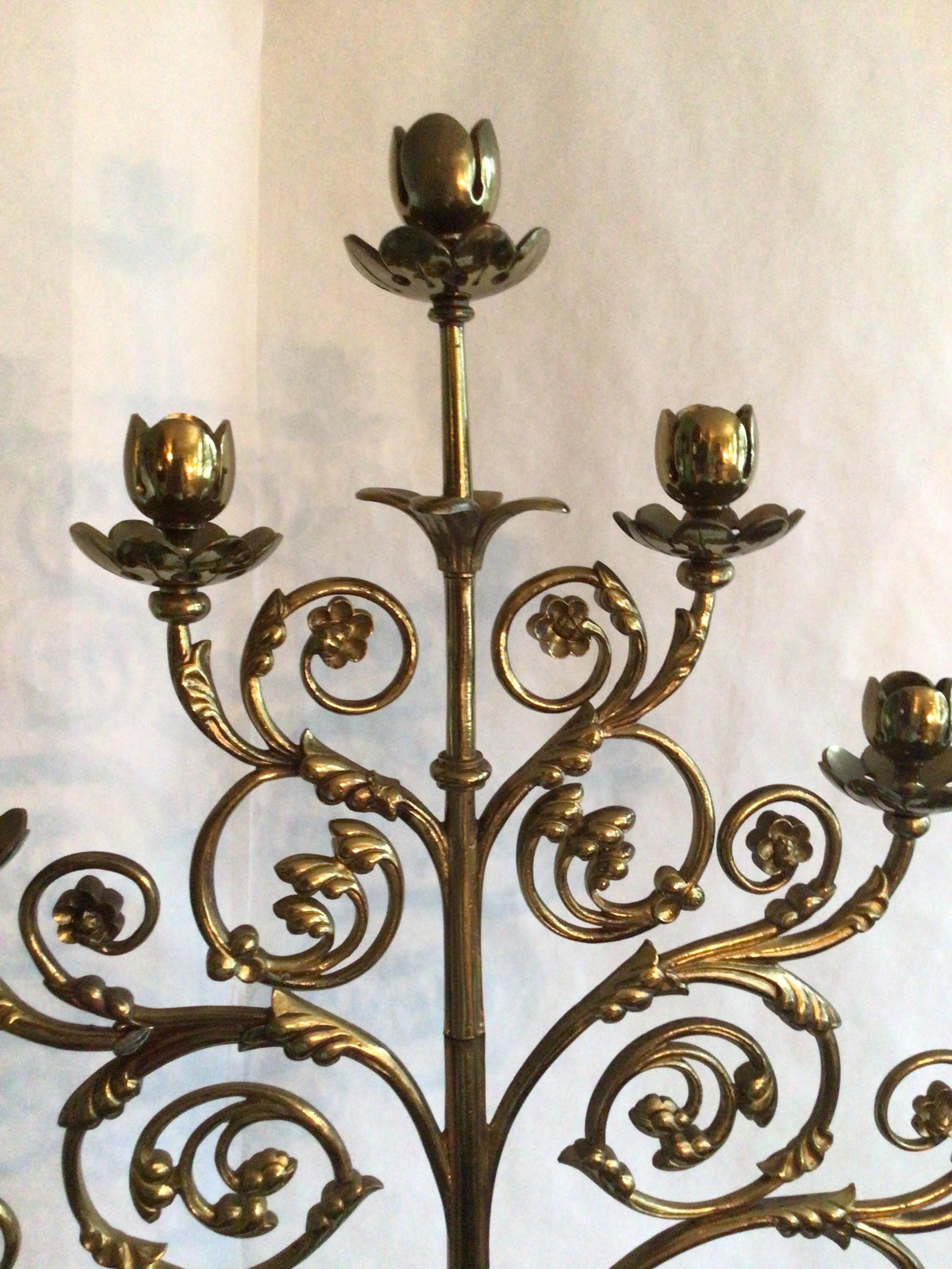 Candelabro de latón italianizante de los años 40 con detalles de hojas enrolladas Latón en venta