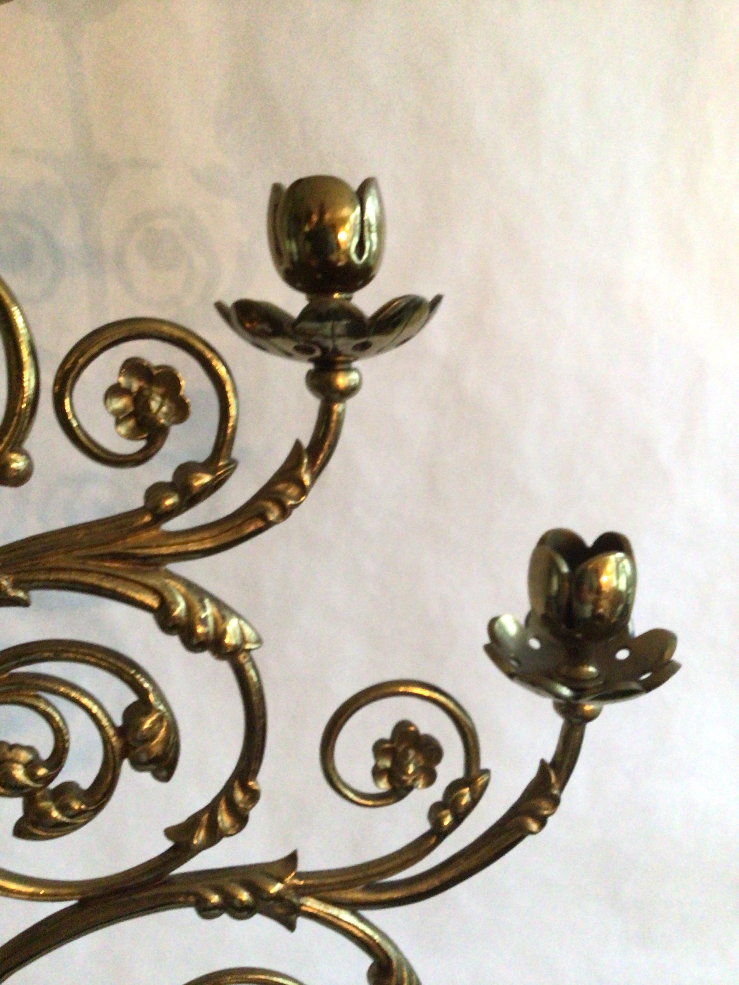 Candelabro de latón italianizante de los años 40 con detalles de hojas enrolladas en venta 1