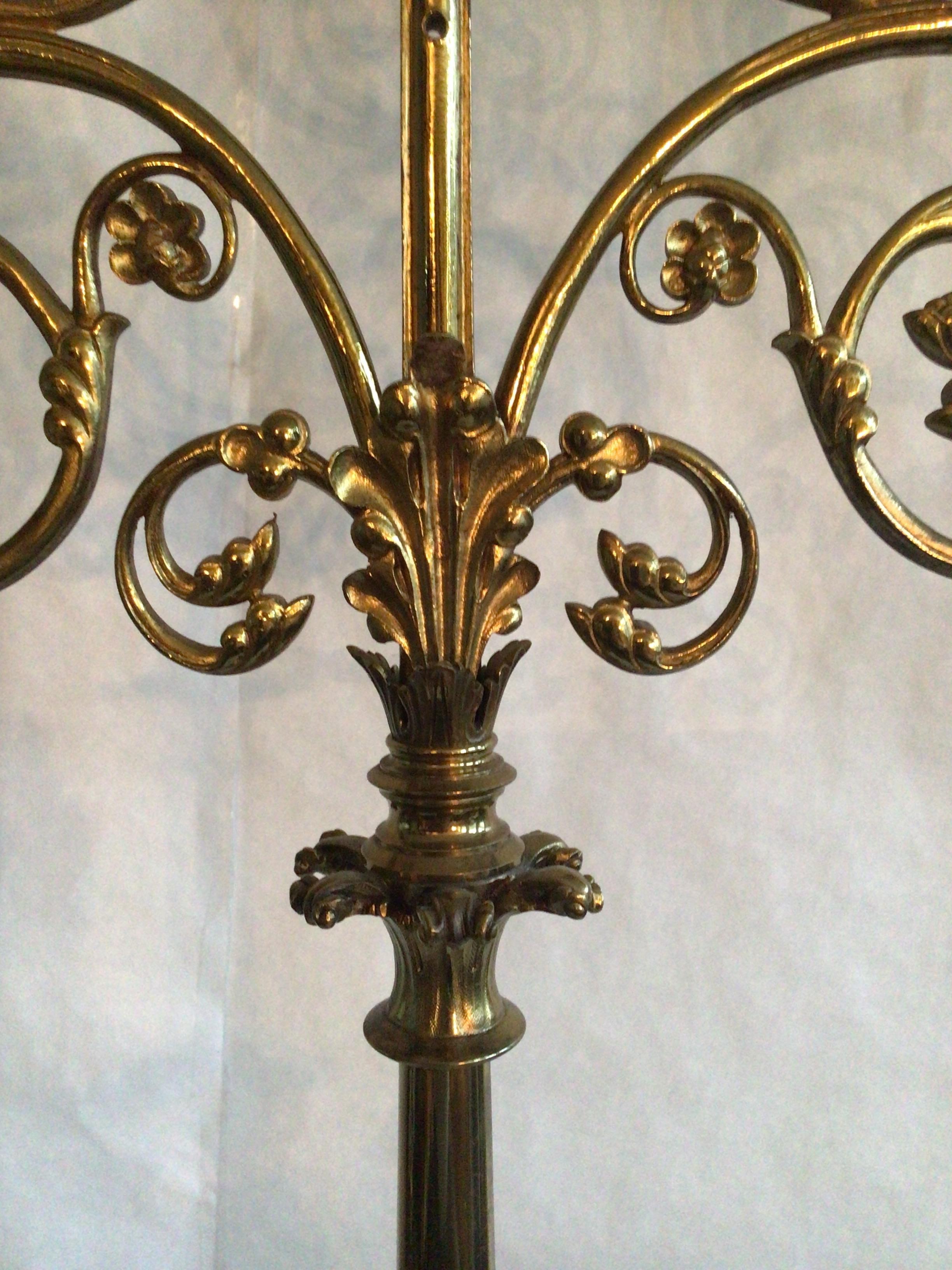 Candelabro de latón italianizante de los años 40 con detalles de hojas enrolladas en venta 2