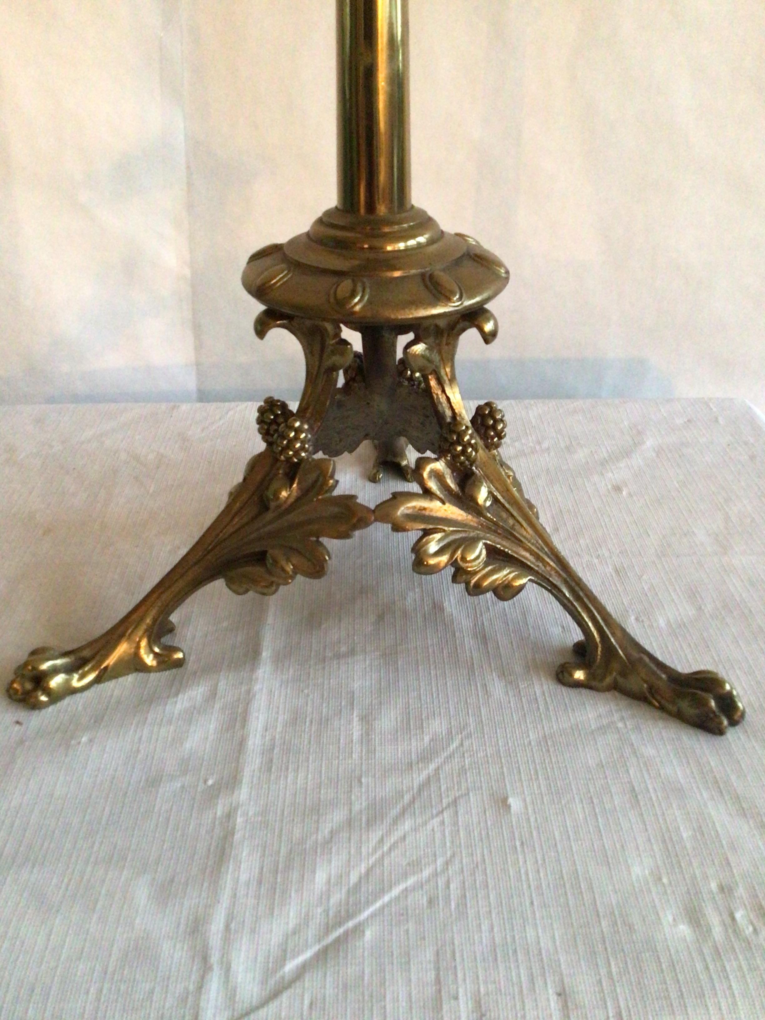 Candelabro de latón italianizante de los años 40 con detalles de hojas enrolladas en venta 3
