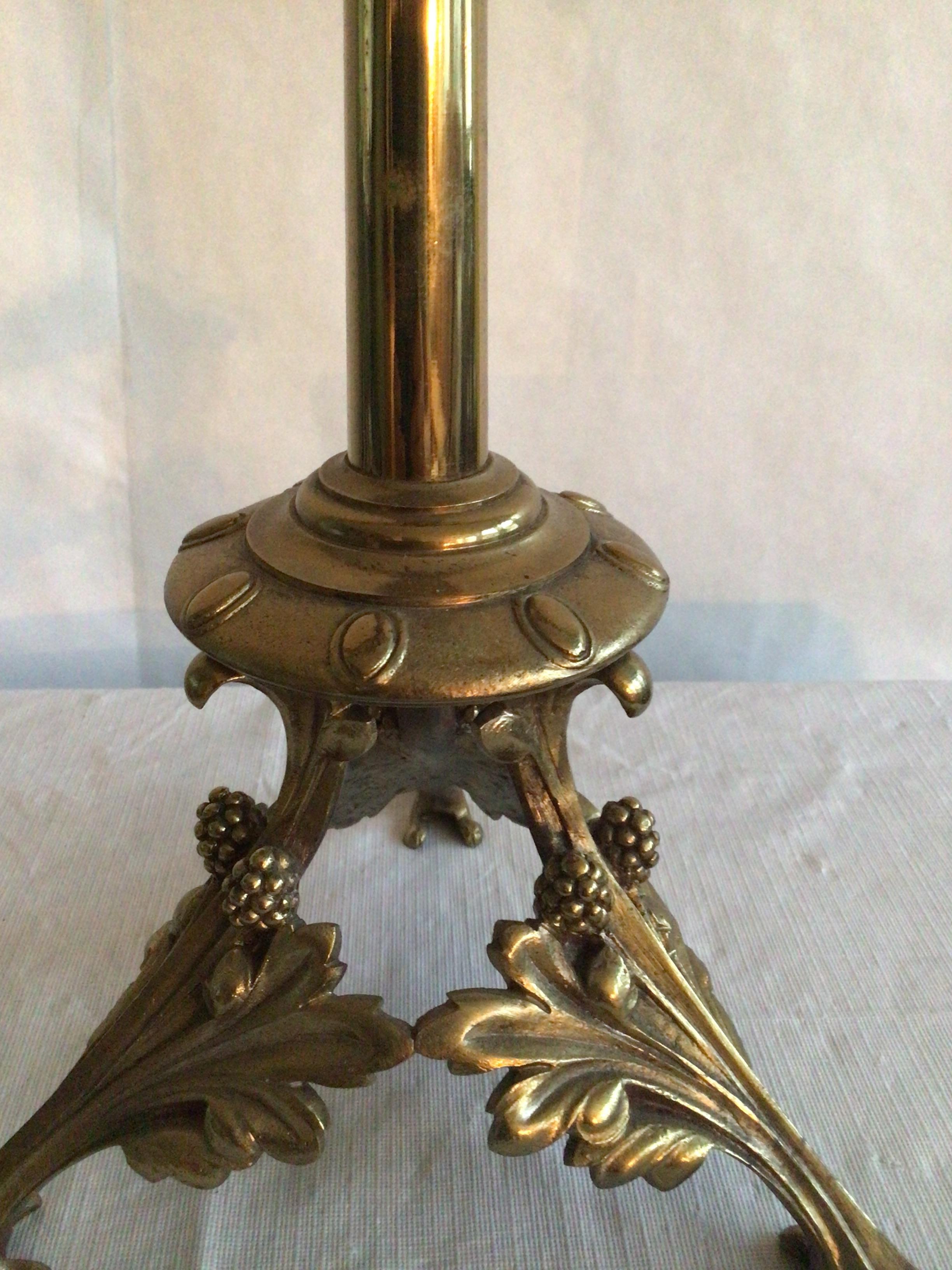 Candelabro de latón italianizante de los años 40 con detalles de hojas enrolladas en venta 4