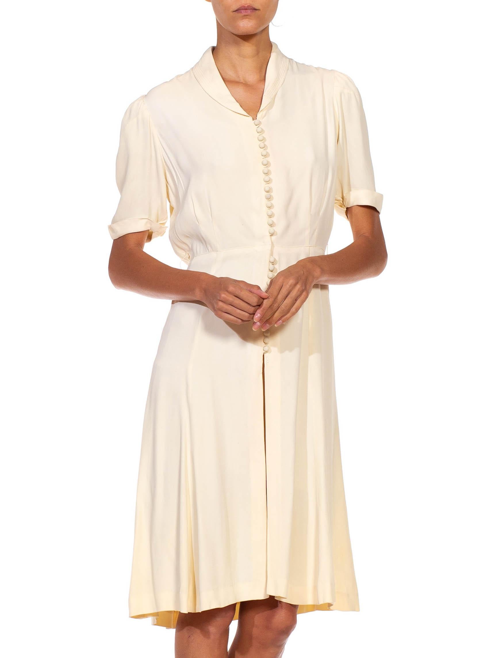 1940S Ivory Silk Short Sleeve Button Down Dress In Excellent Condition In New York, NY