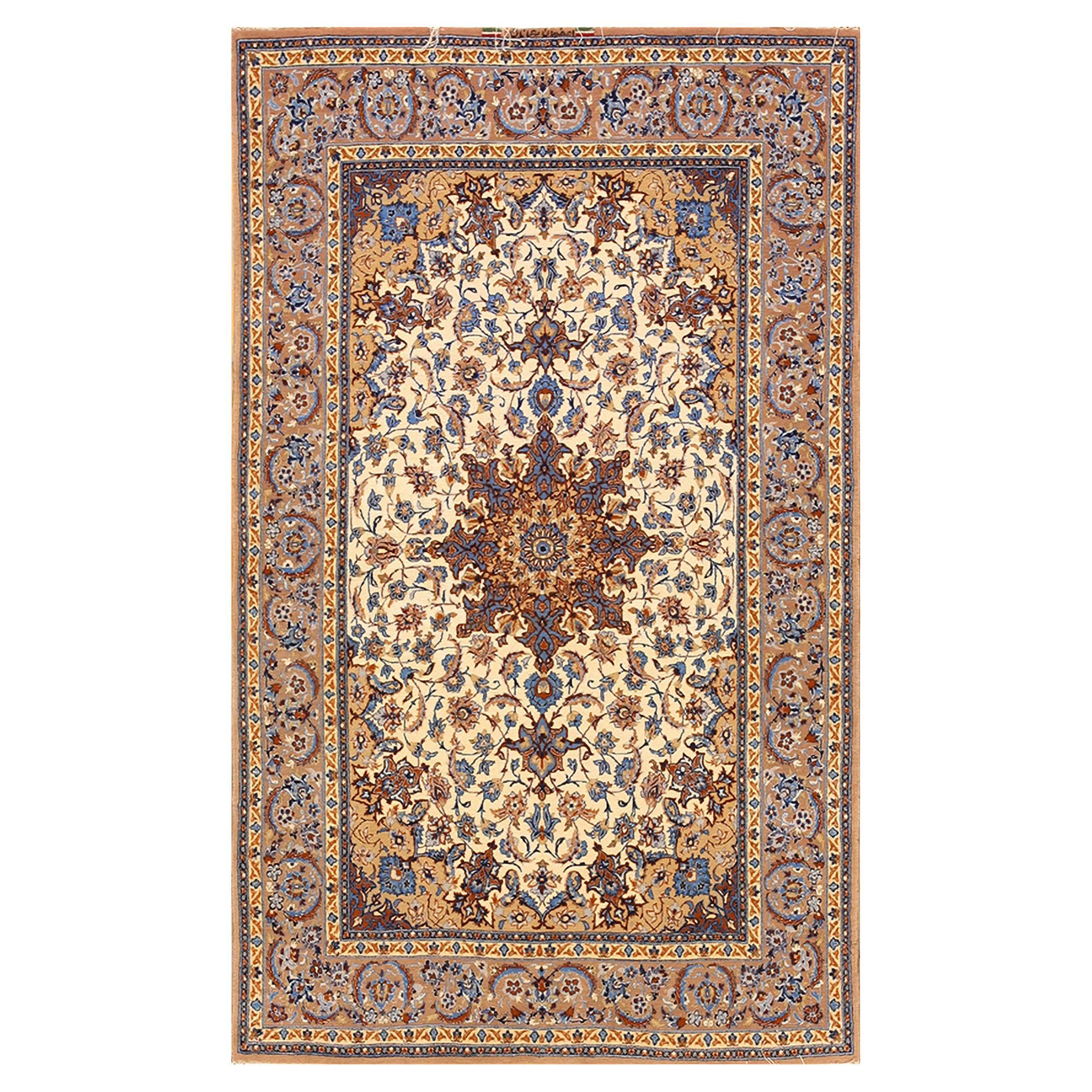 1940s Ivory Traditional Medallion Persian Vintage Isfahan Rug 3
6

x5
9

 Carpet For Sale