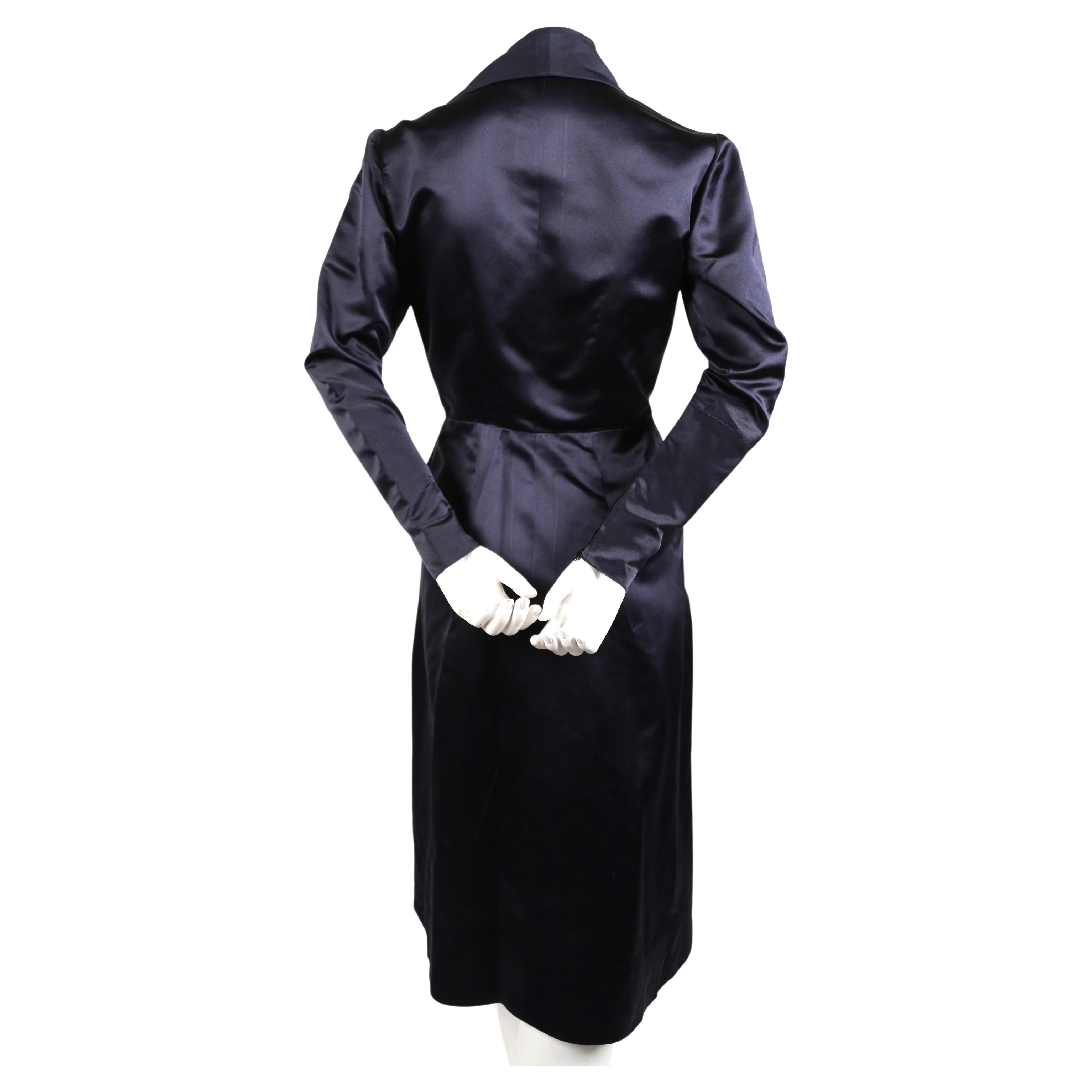 Sehr seltenes Kleid aus marineblauem Satin, entworfen von Jacques Fath für Joseph Halpert in den 1940er Jahren. Passt am besten in Größe 4. Ungefähre Maße: Schultern 15
