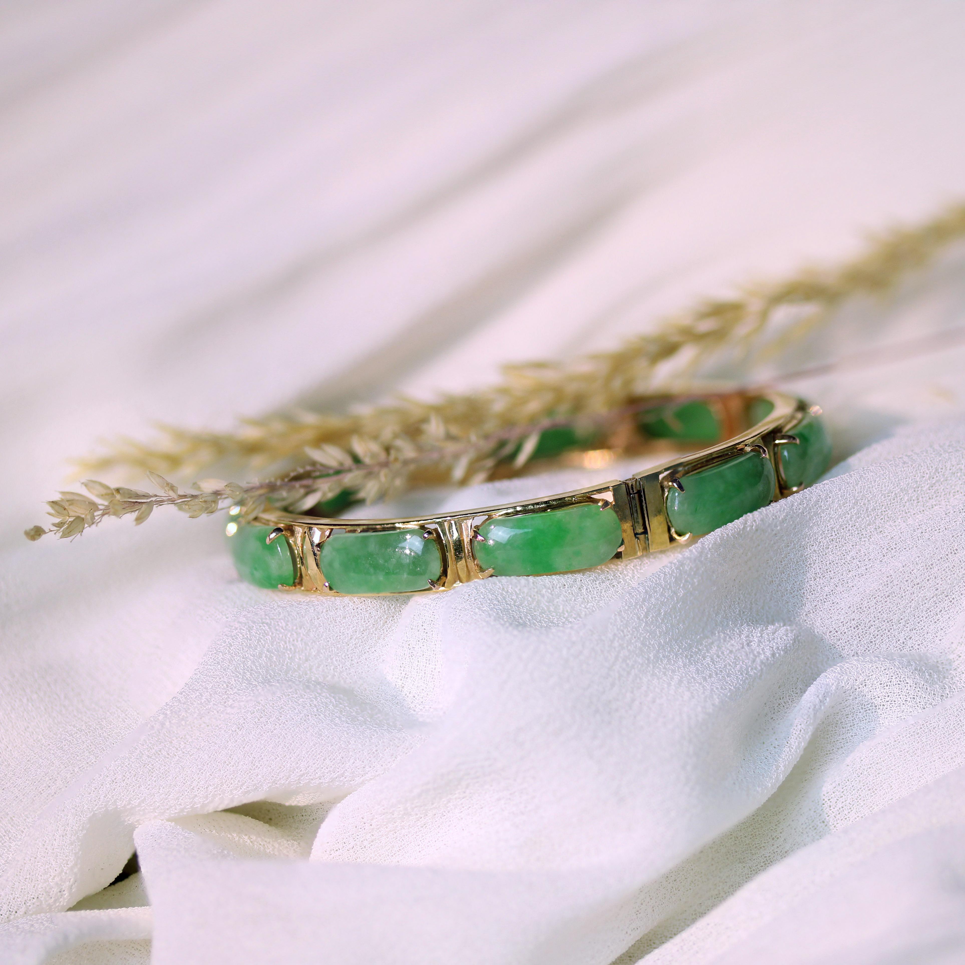 Rétro Bracelet jonc en or jaune 18 carats et jade des années 1940 en vente