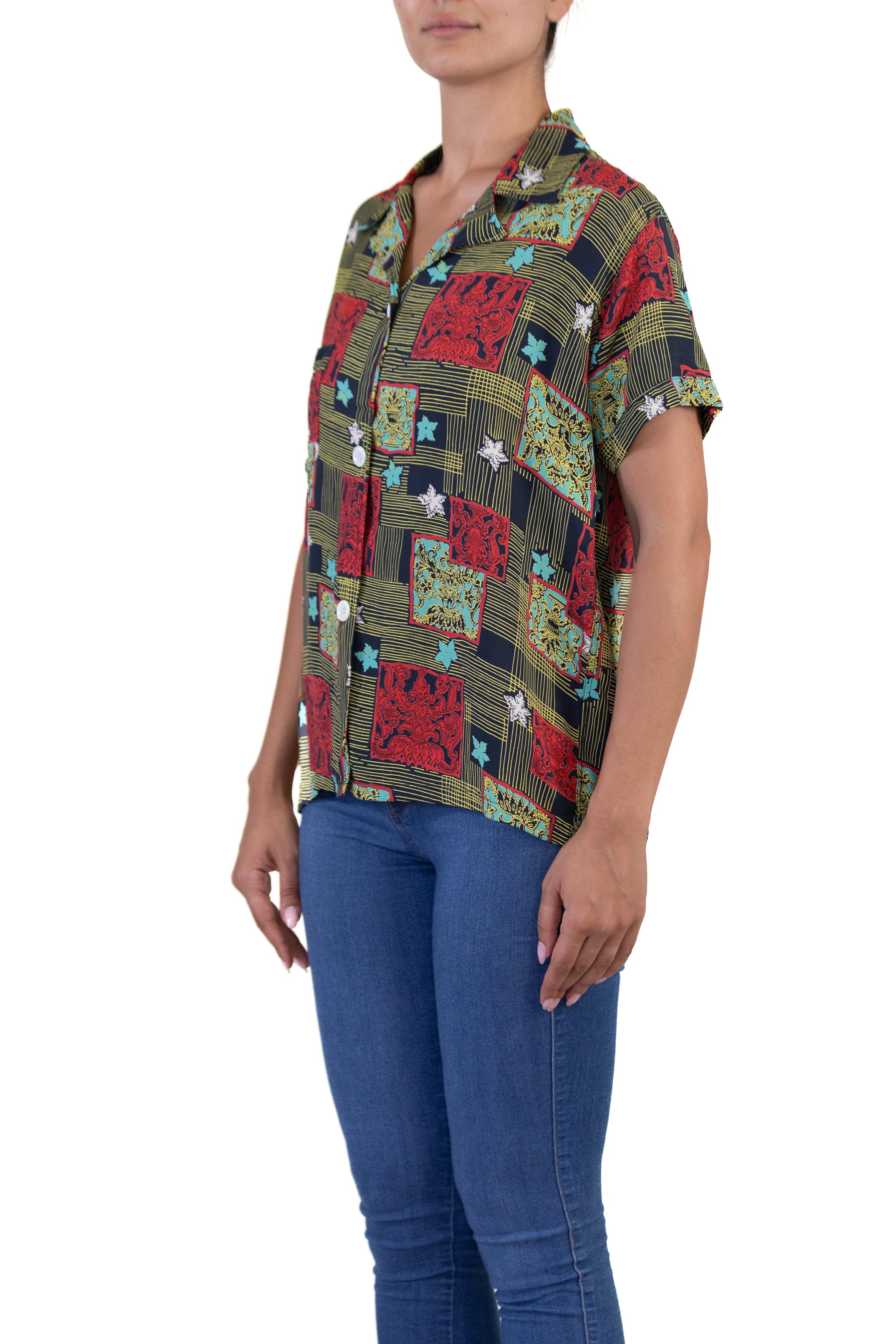 Grigio Top a stampa nera a freddo in rayon rosso e giallo degli anni '40 di Jamarettes in vendita