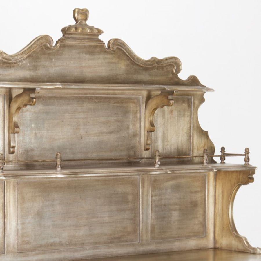 CIRCA. Anni '40, una credenza con foglie d'argento e interni dipinti di lilla. Questo pezzo ha tiretti in metallo anticato, una sovrastruttura a due ripiani con una guida superiore in lamiera su un armadietto a due ante sopra un lungo cassetto