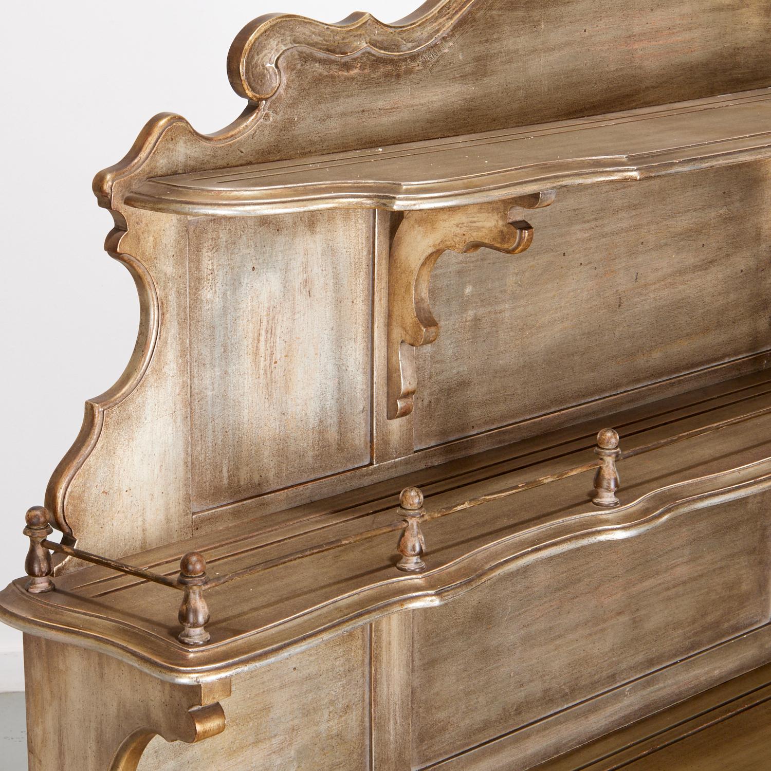 Hollywood Regency James Mont (attribu.), credenza in legno argentato con interno dipinto, anni '40 in vendita