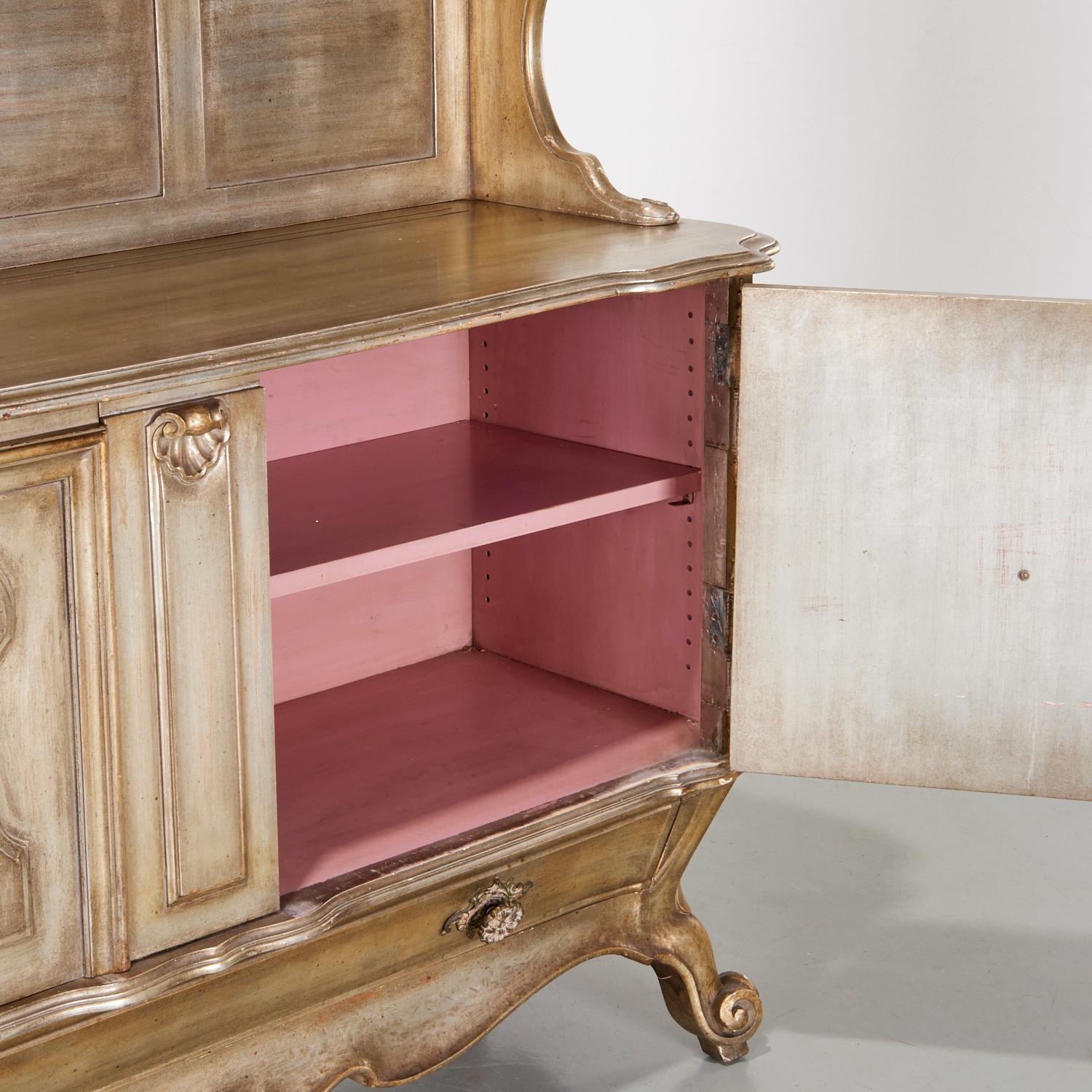 Americano James Mont (attribu.), credenza in legno argentato con interno dipinto, anni '40 in vendita
