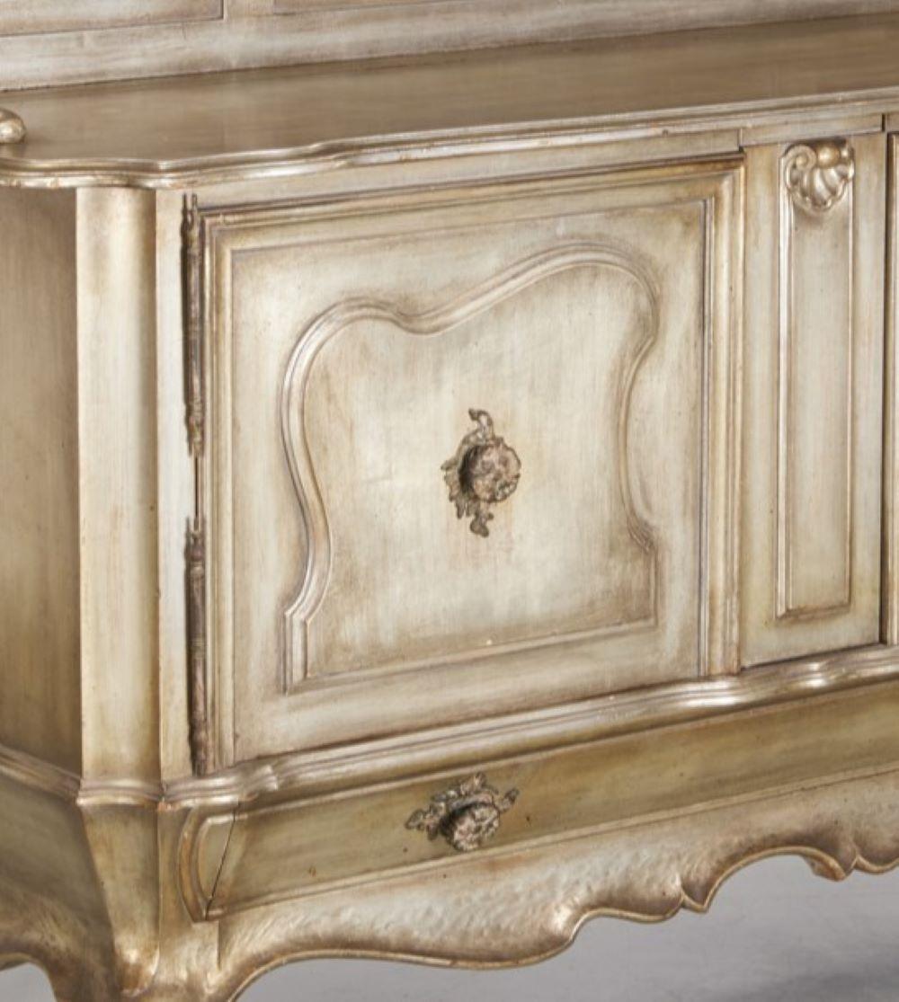 Falegnameria James Mont (attribu.), credenza in legno argentato con interno dipinto, anni '40 in vendita