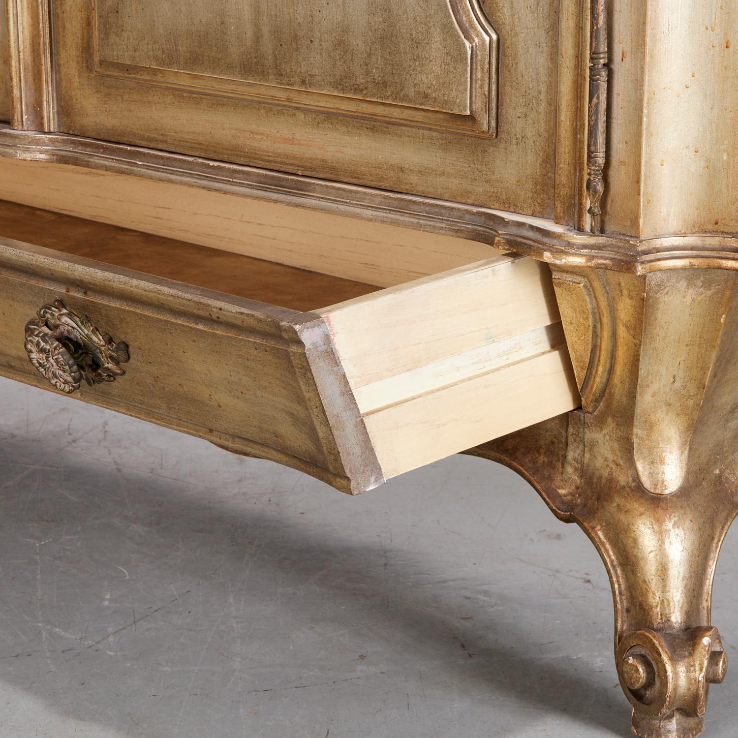 James Mont (attribu.), credenza in legno argentato con interno dipinto, anni '40 In condizioni buone in vendita a Morristown, NJ