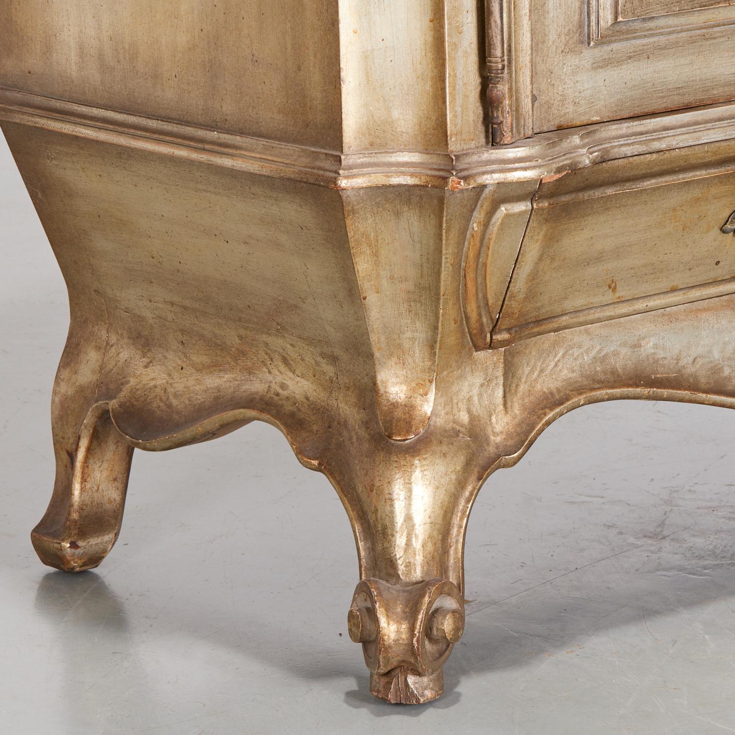 Metà XX secolo James Mont (attribu.), credenza in legno argentato con interno dipinto, anni '40 in vendita