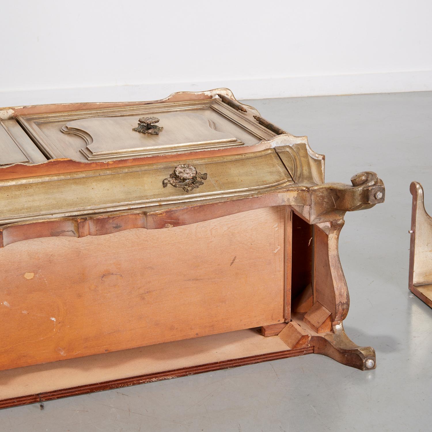 Pittura James Mont (attribu.), credenza in legno argentato con interno dipinto, anni '40 in vendita