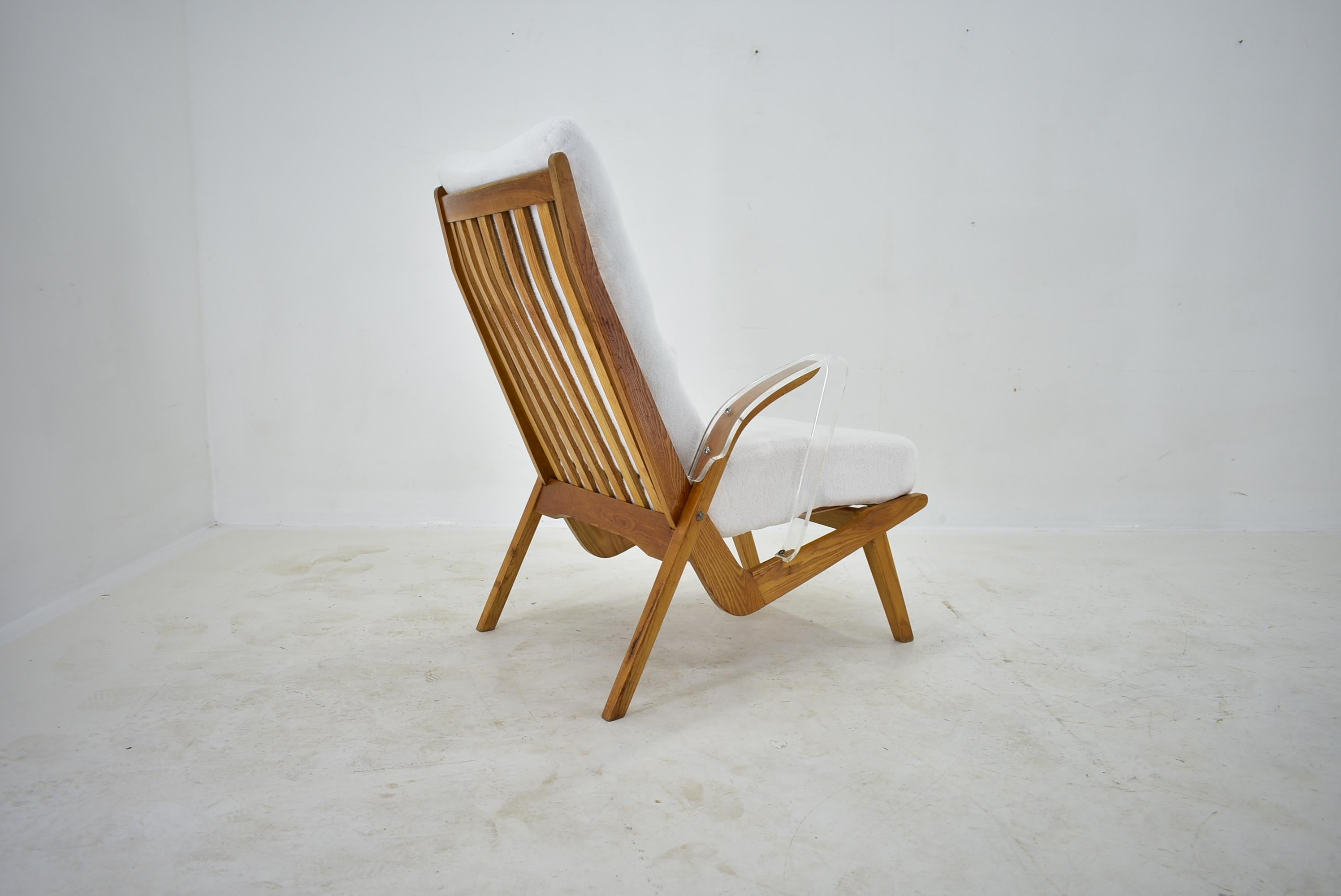 - New Fabric
- wooden parts have been refurbished
- Height of seat 45 cm.






