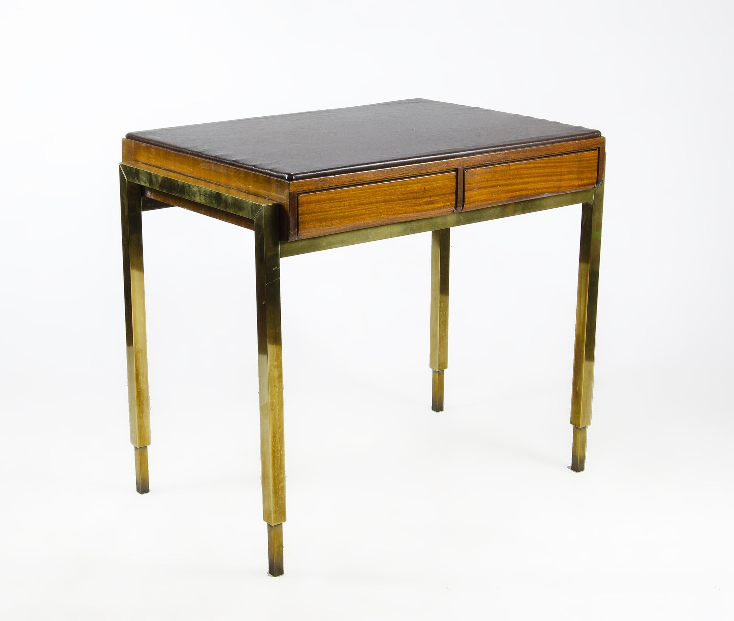 Scrivania moderna a 2 cassetti in legno in stile Jansen degli anni '40 con accenti in bronzo e superficie in pelle, Francia

Di: Maison Jansen (nello stile di)
Materiale: legno, metallo, bronzo, rame, stagno, cuoio
Tecnica: scolpito, fuso, lavorato