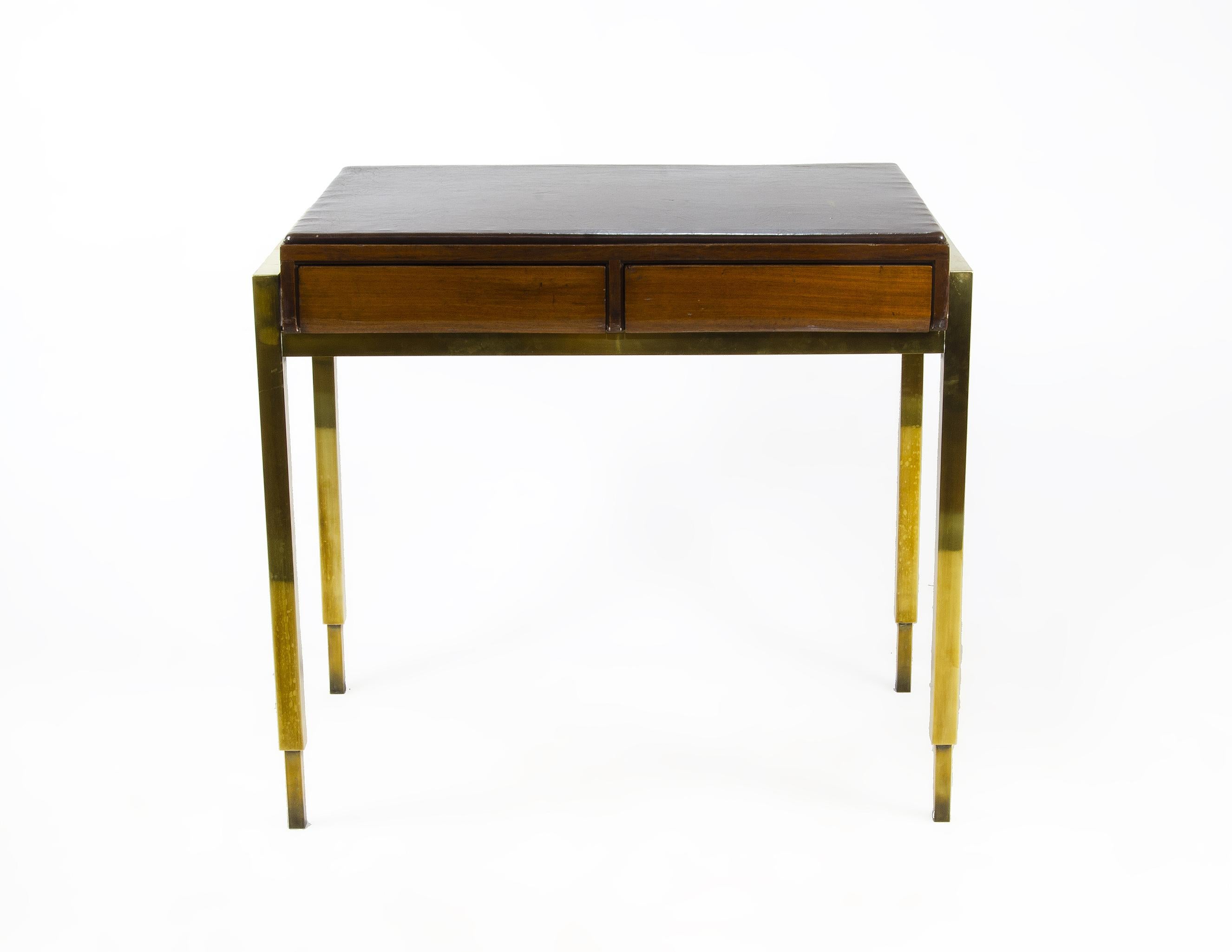 Mid-Century moderno Scrivania moderna in legno in stile Jansen degli anni '40 con accenti in bronzo e pelle, Francia in vendita