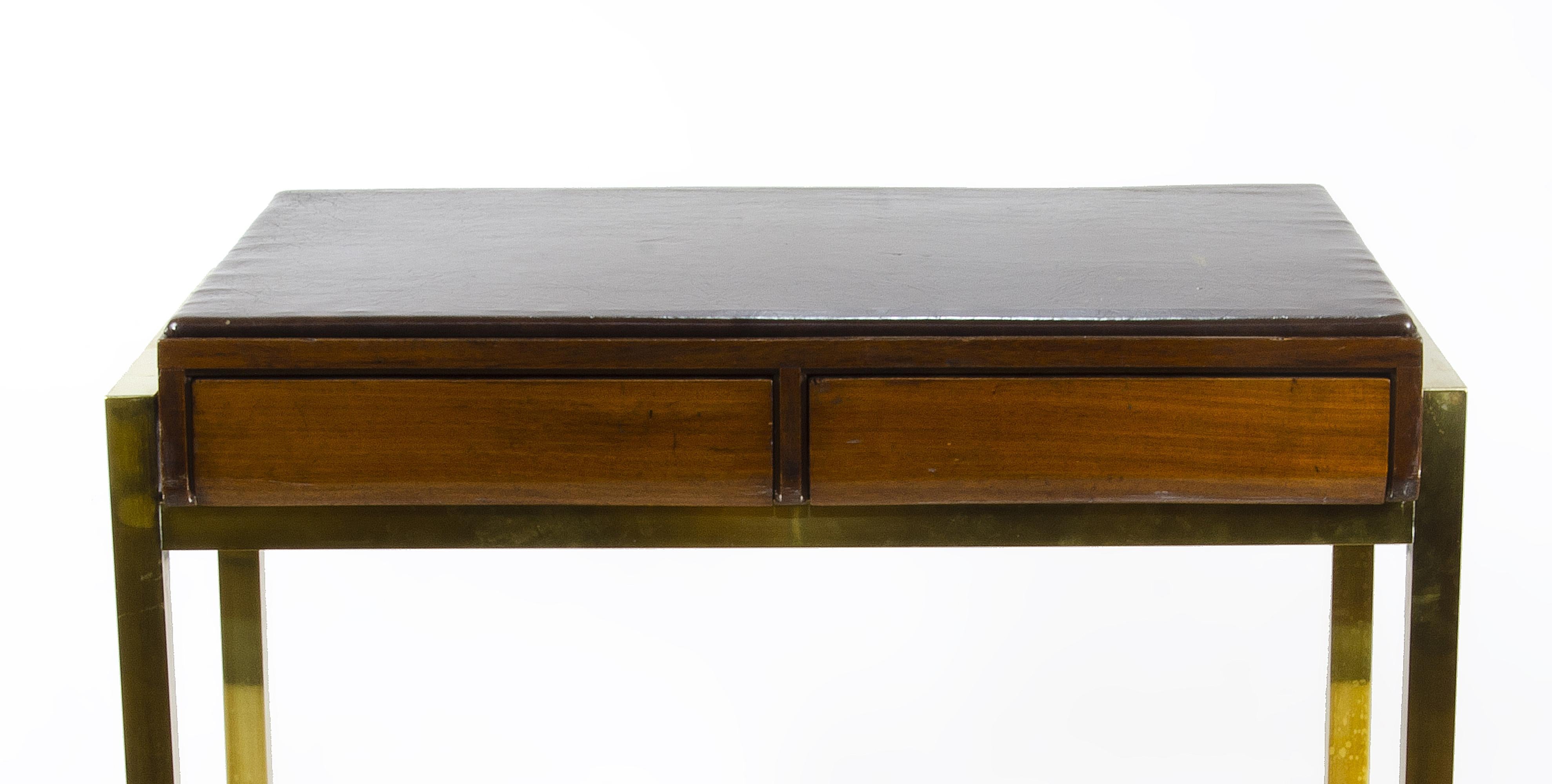 Intagliato Scrivania moderna in legno in stile Jansen degli anni '40 con accenti in bronzo e pelle, Francia in vendita