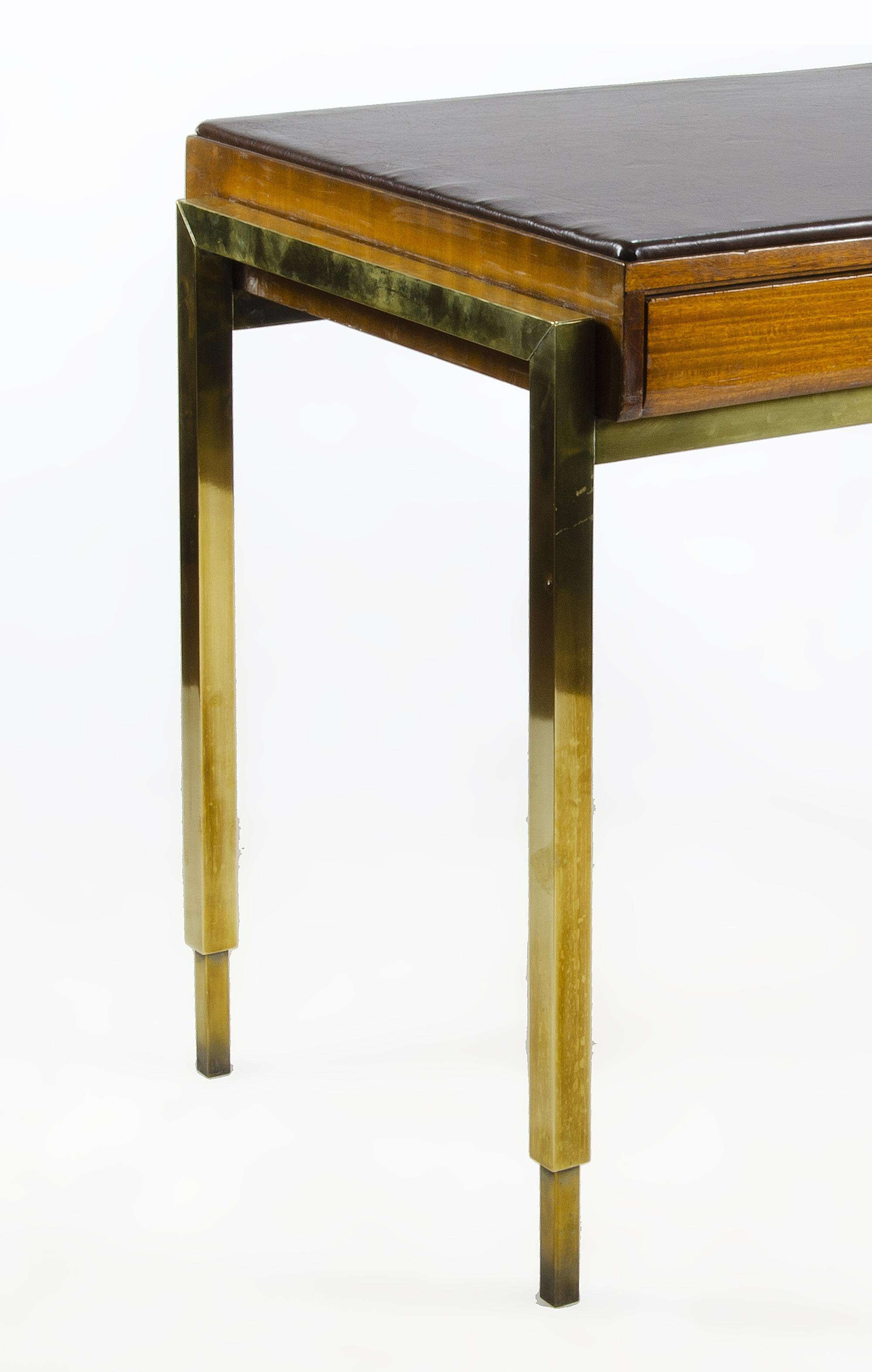 Metà XX secolo Scrivania moderna in legno in stile Jansen degli anni '40 con accenti in bronzo e pelle, Francia in vendita