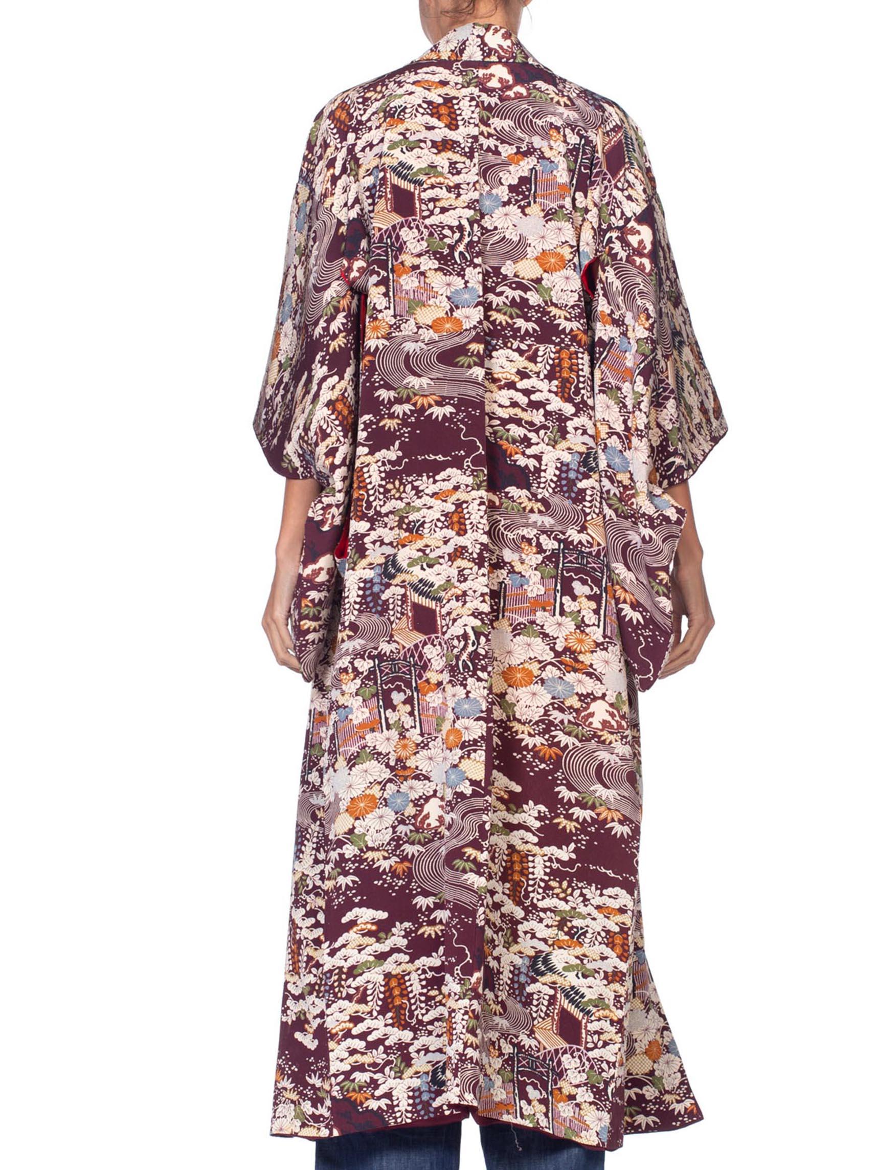 1940er Jahre Burgundy geblümt Seide 1940er Jahre Batik bedruckt  Kimono-Kimono im Zustand „Hervorragend“ im Angebot in New York, NY