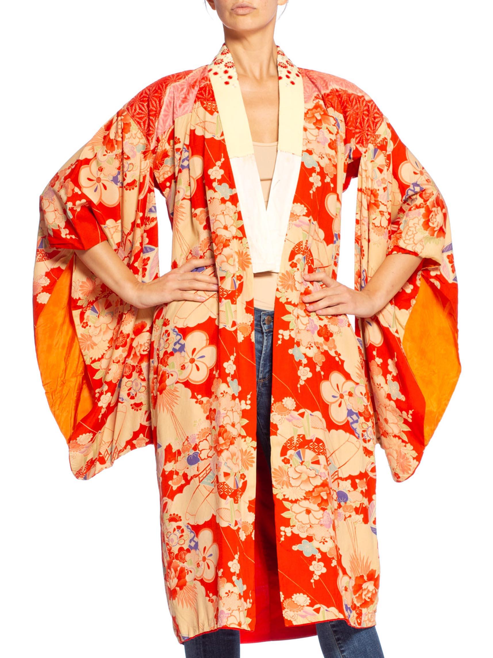 1940er Koralle Rot & Rosa Seide Origami Kranich Druck Kimono mit Handstickerei (Orange) im Angebot