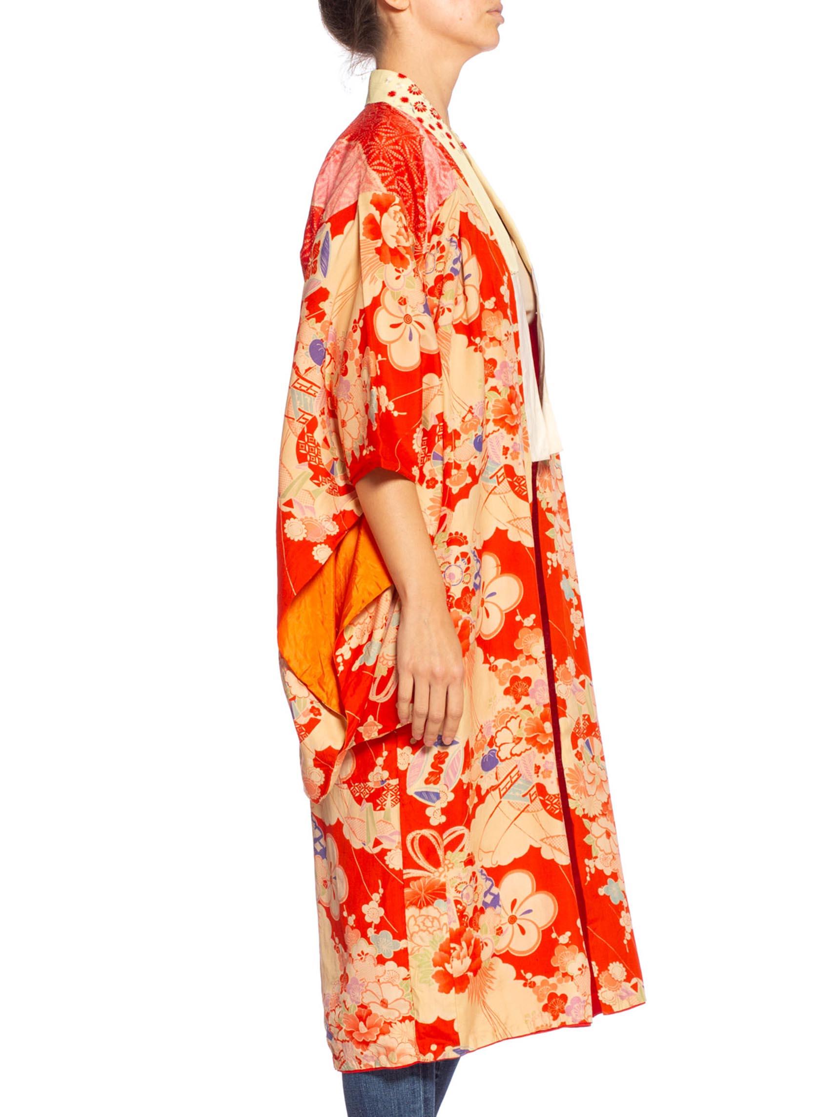 1940er Koralle Rot & Rosa Seide Origami Kranich Druck Kimono mit Handstickerei im Zustand „Hervorragend“ im Angebot in New York, NY