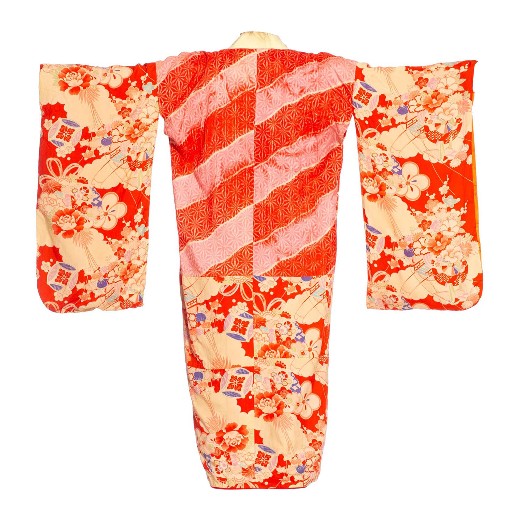 1940er Koralle Rot & Rosa Seide Origami Kranich Druck Kimono mit Handstickerei im Angebot