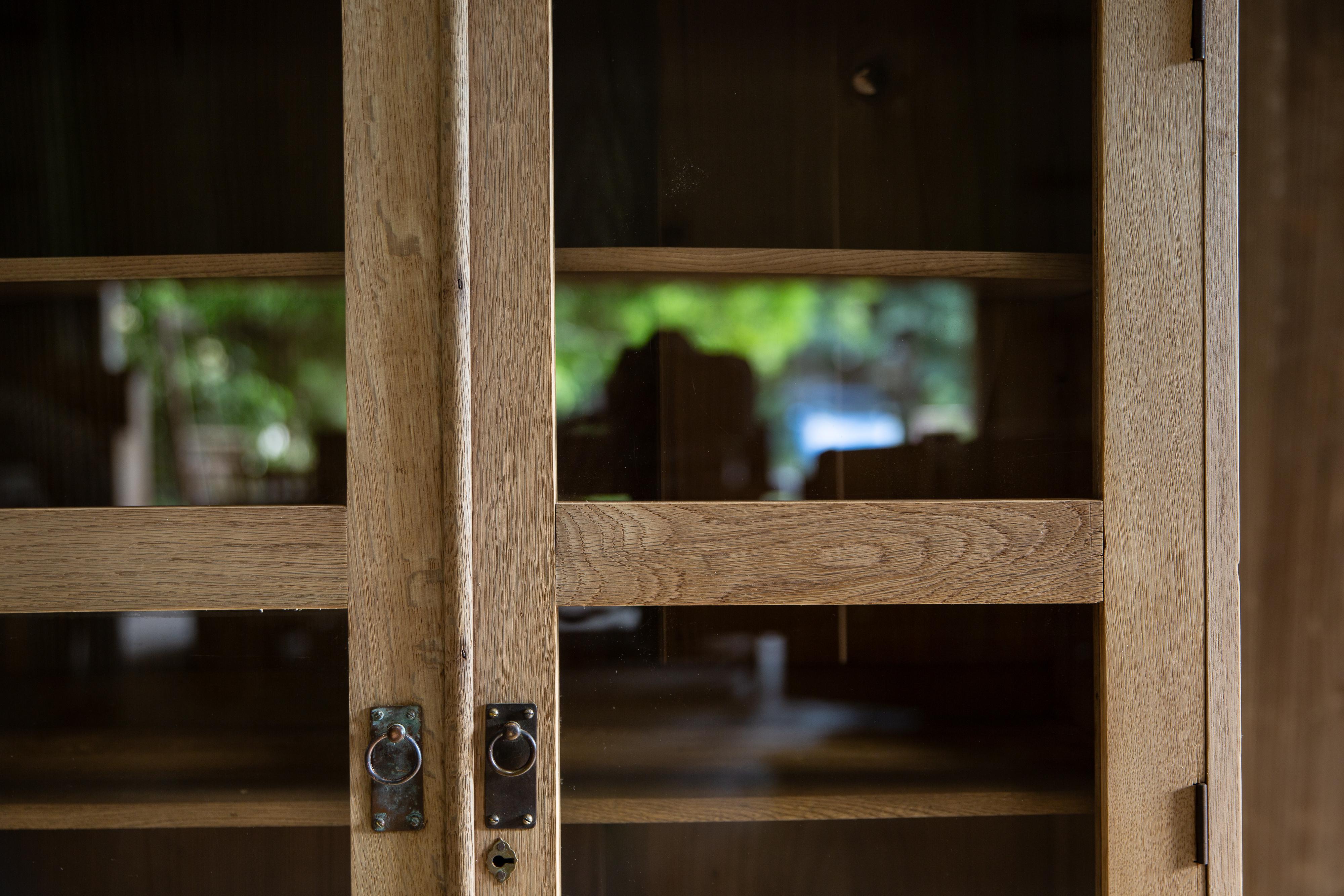 1940s Japanese vintage glass cabinet w/drawers, bookcase wabi sabi organic en vente 9