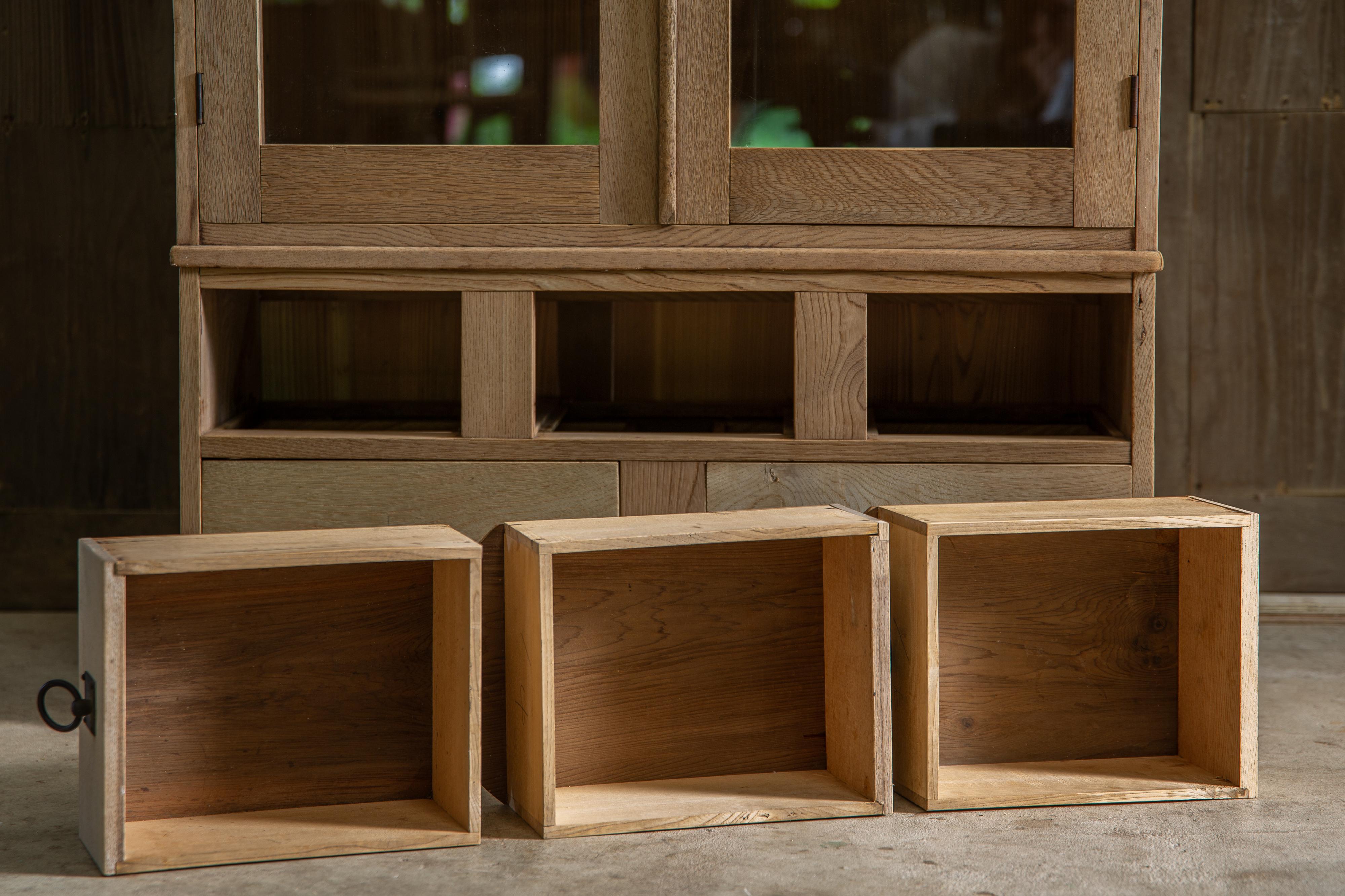 1940s Japanese vintage glass cabinet w/drawers, bookcase wabi sabi organic en vente 11