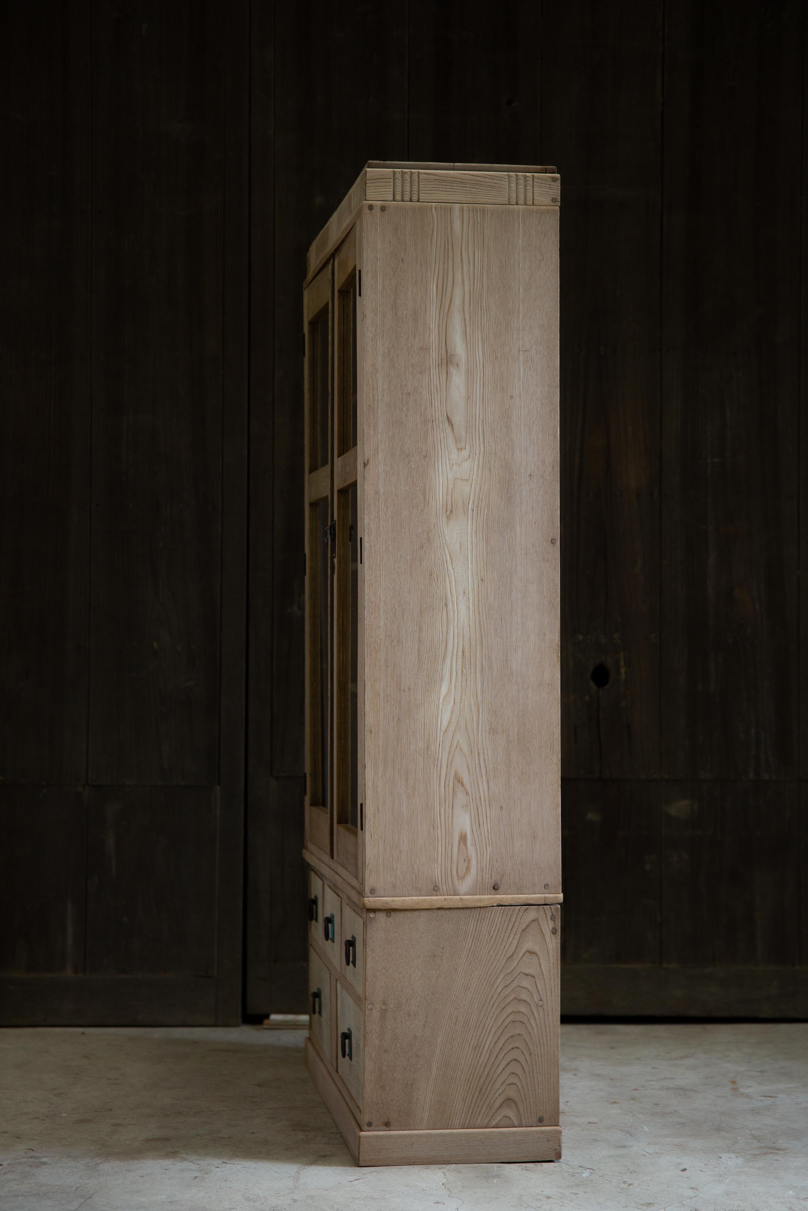 1940s Japanese vintage glass cabinet w/drawers, bookcase wabi sabi organic Bon état - En vente à 常陸大宮市, JP