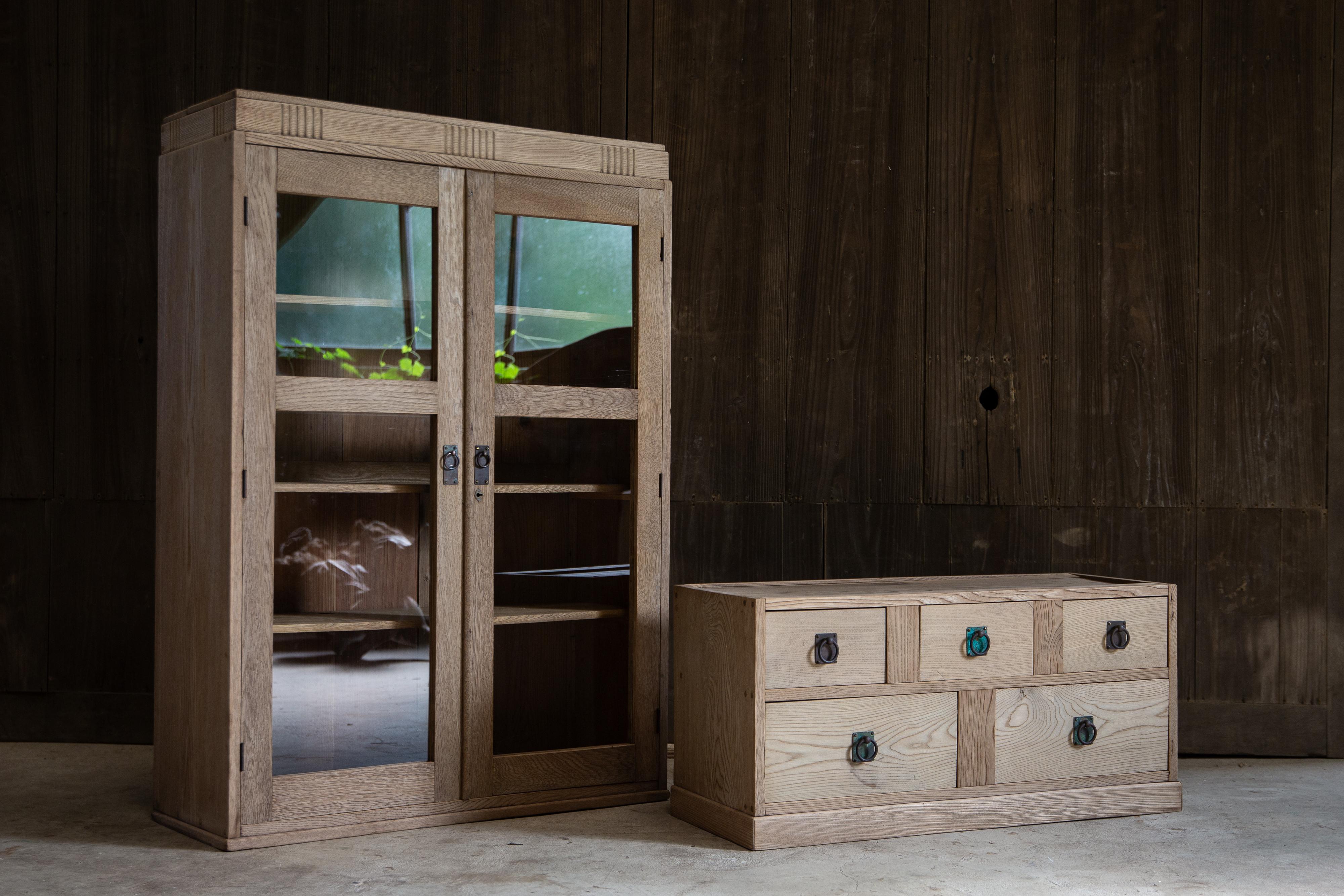 Bois 1940s Japanese vintage glass cabinet w/drawers, bookcase wabi sabi organic en vente