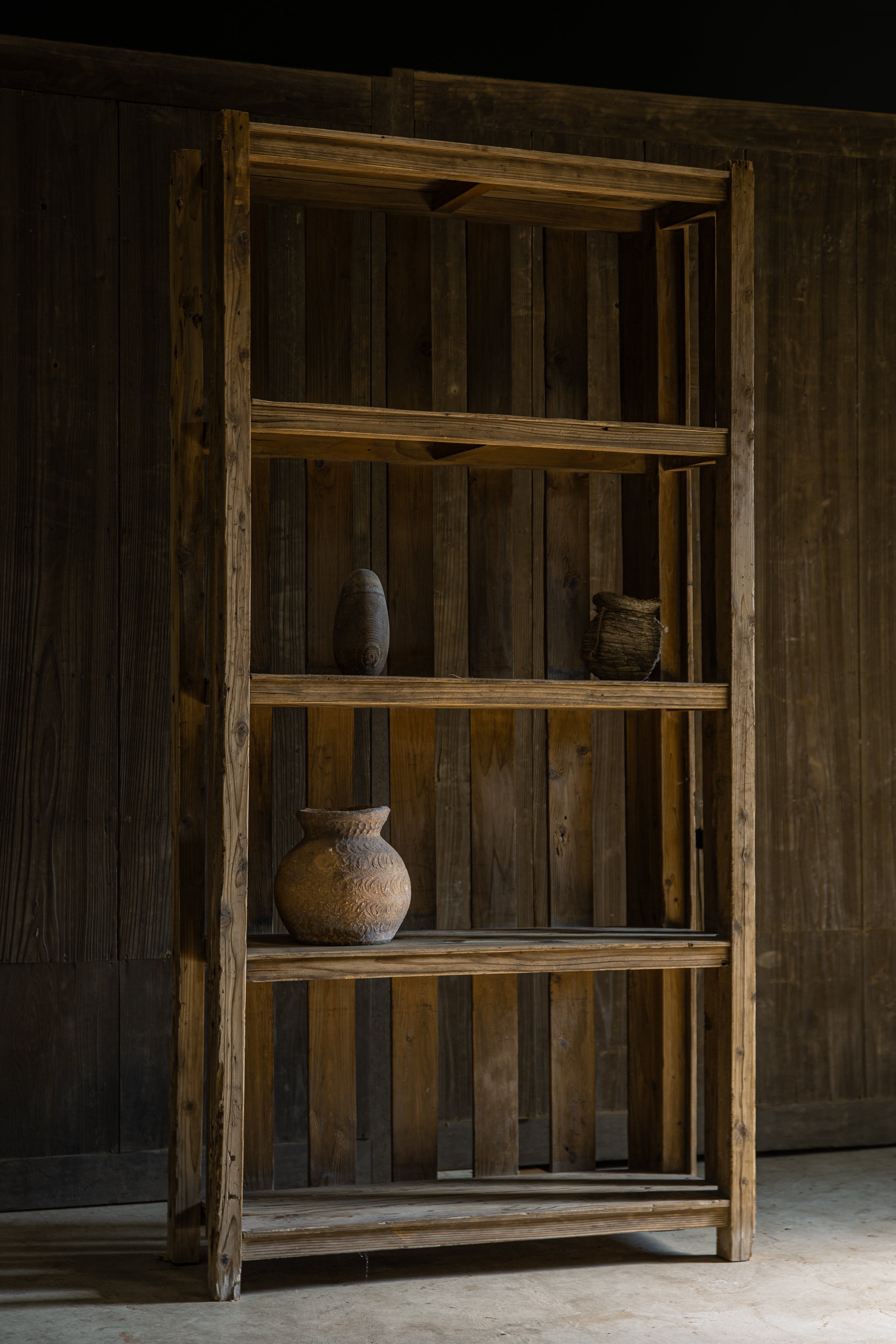 De la zona de Tohoku, Japón. 

Esta estantería vintage, sencilla pero atrevida, se fabricó entre los años 40 y 60, según el estilo y el estado de conservación.
Las partes estructurales están hechas de cedro Sugi rojizo, cercano al duramen, lo