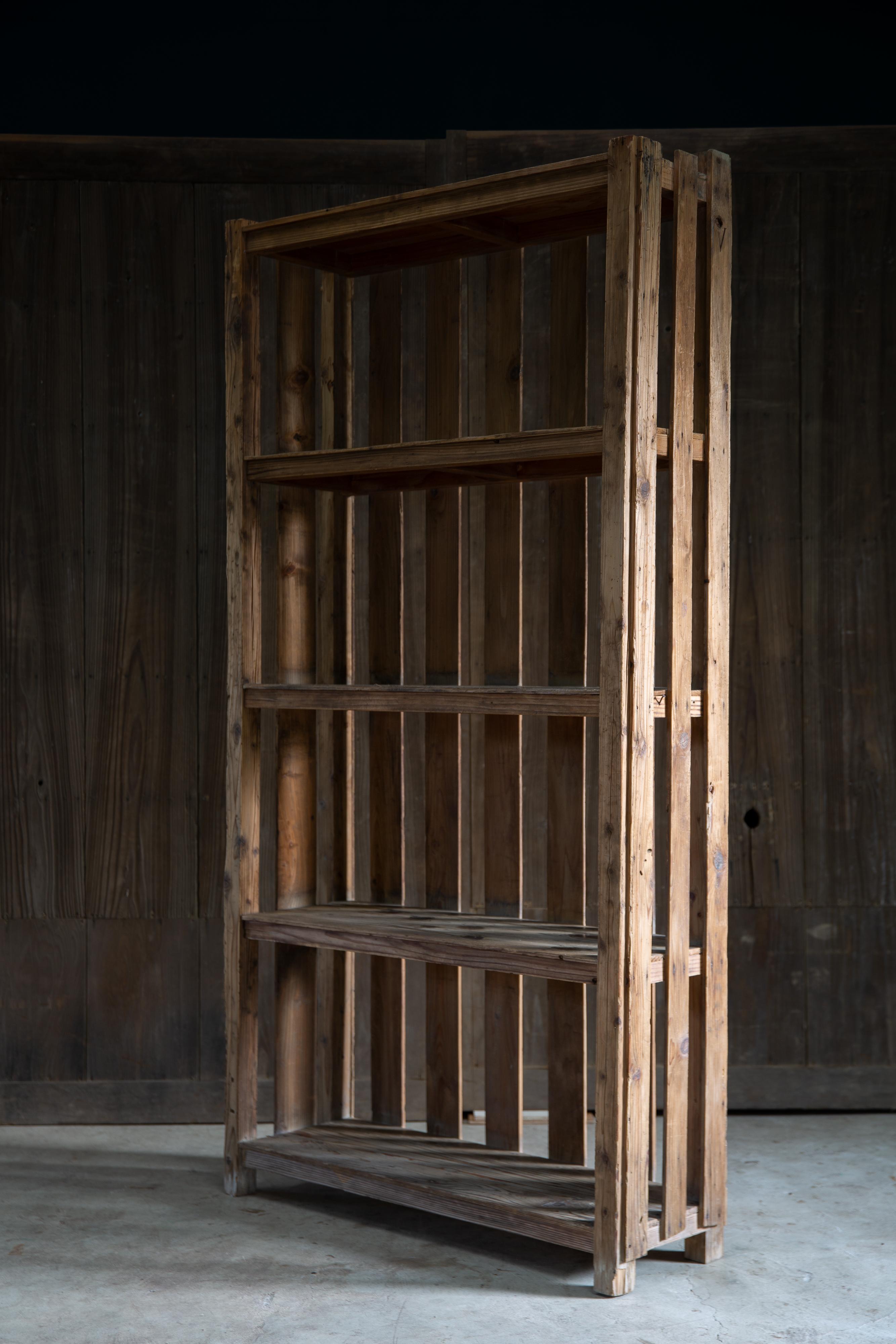 1940s japonés vintage de madera maciza 4 niveles de altura estante de almacenamiento wabi sabi orgánica Moderno orgánico en venta