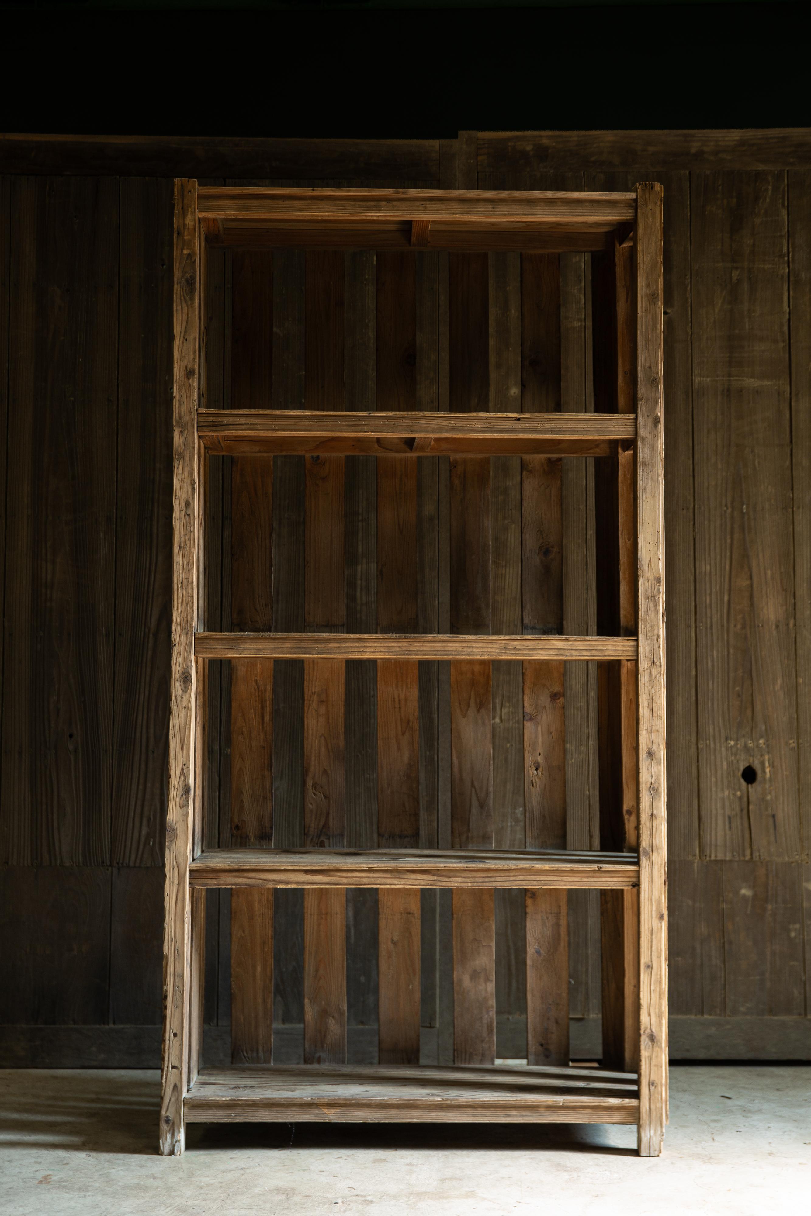 1940s japonés vintage de madera maciza 4 niveles de altura estante de almacenamiento wabi sabi orgánica siglo XX en venta