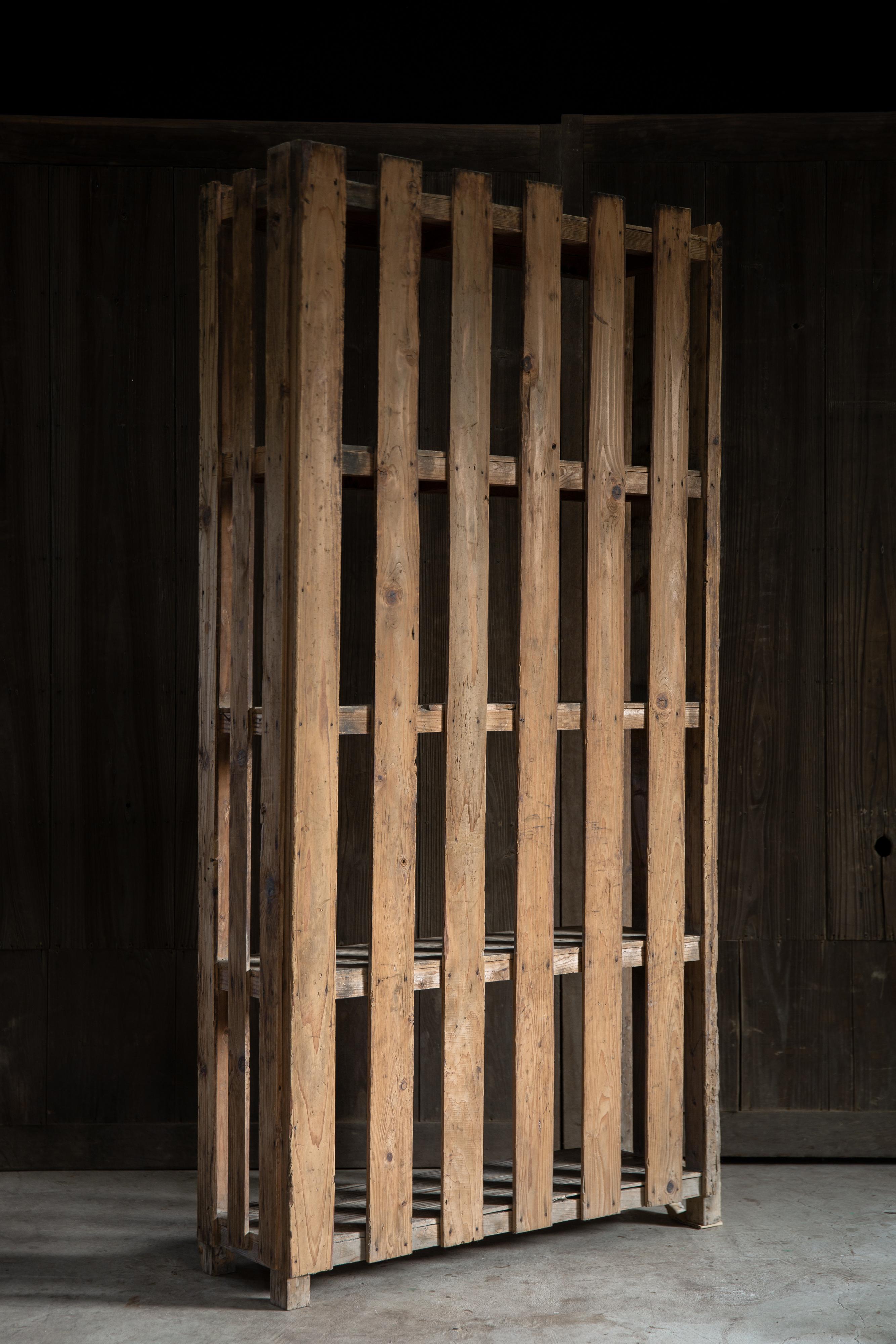 1940s japonés vintage de madera maciza 4 niveles de altura estante de almacenamiento wabi sabi orgánica Cedro en venta