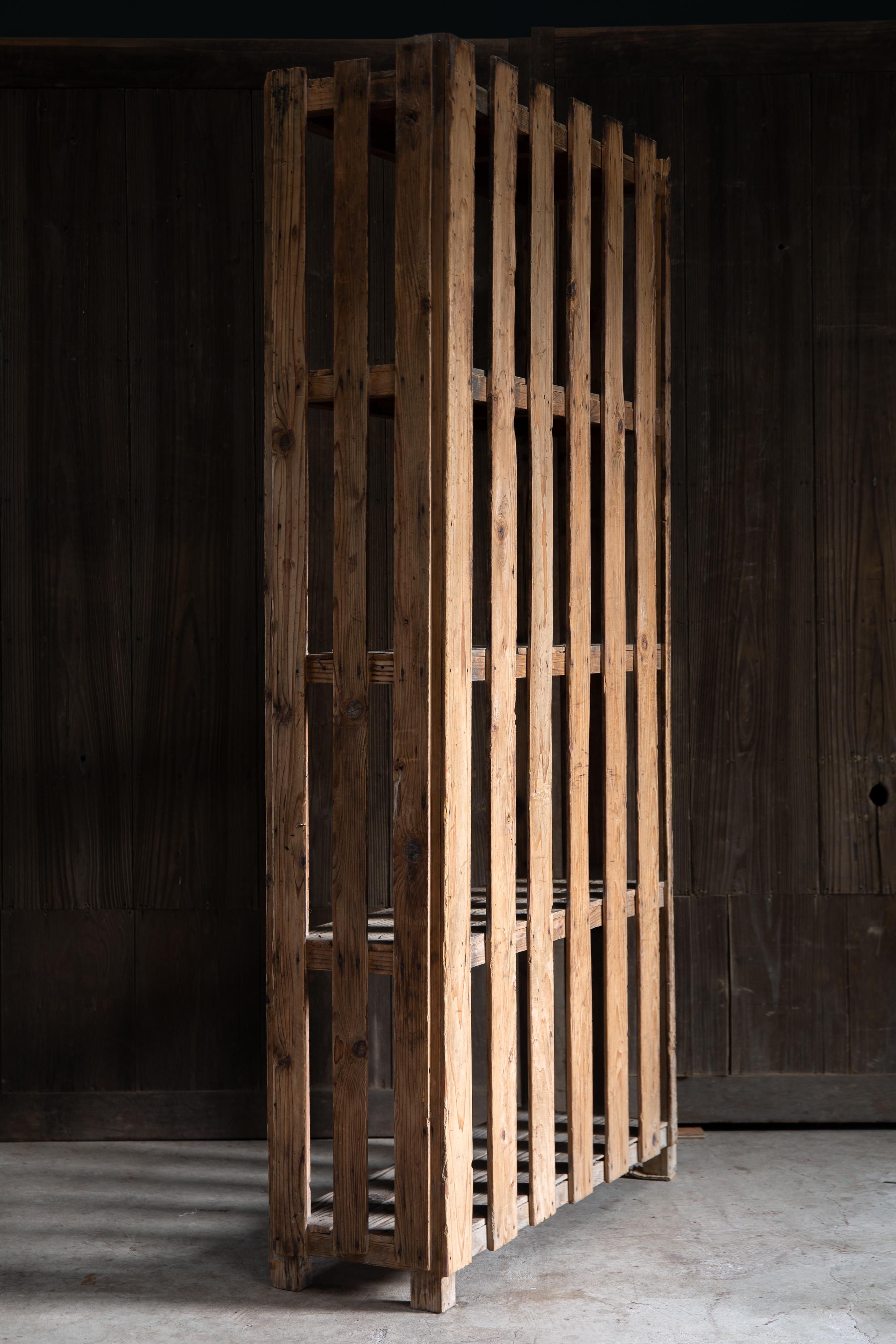 1940s japonés vintage de madera maciza 4 niveles de altura estante de almacenamiento wabi sabi orgánica en venta 1