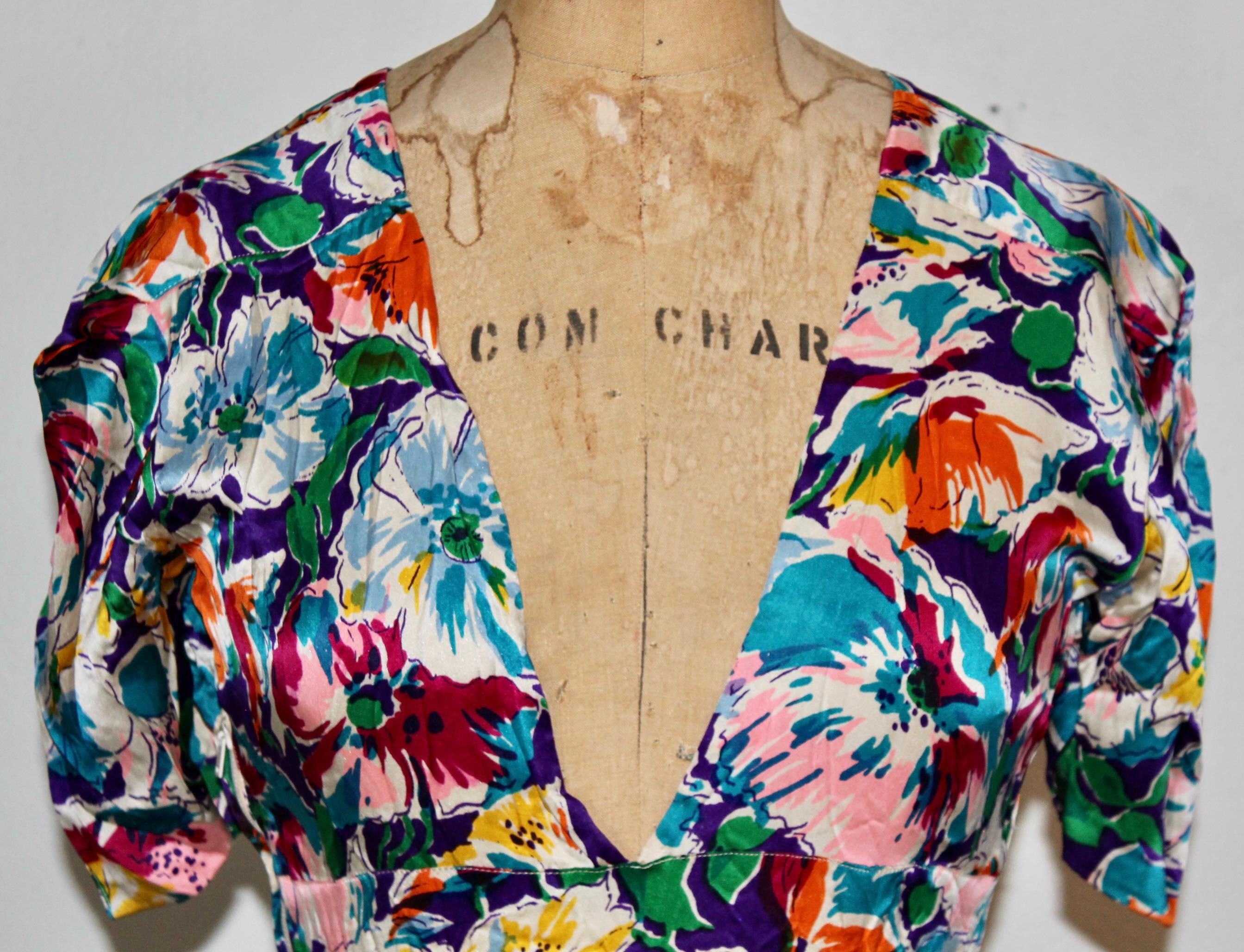 Vestido de noche largo -casi hasta el suelo- de crepé de seda con estampado 