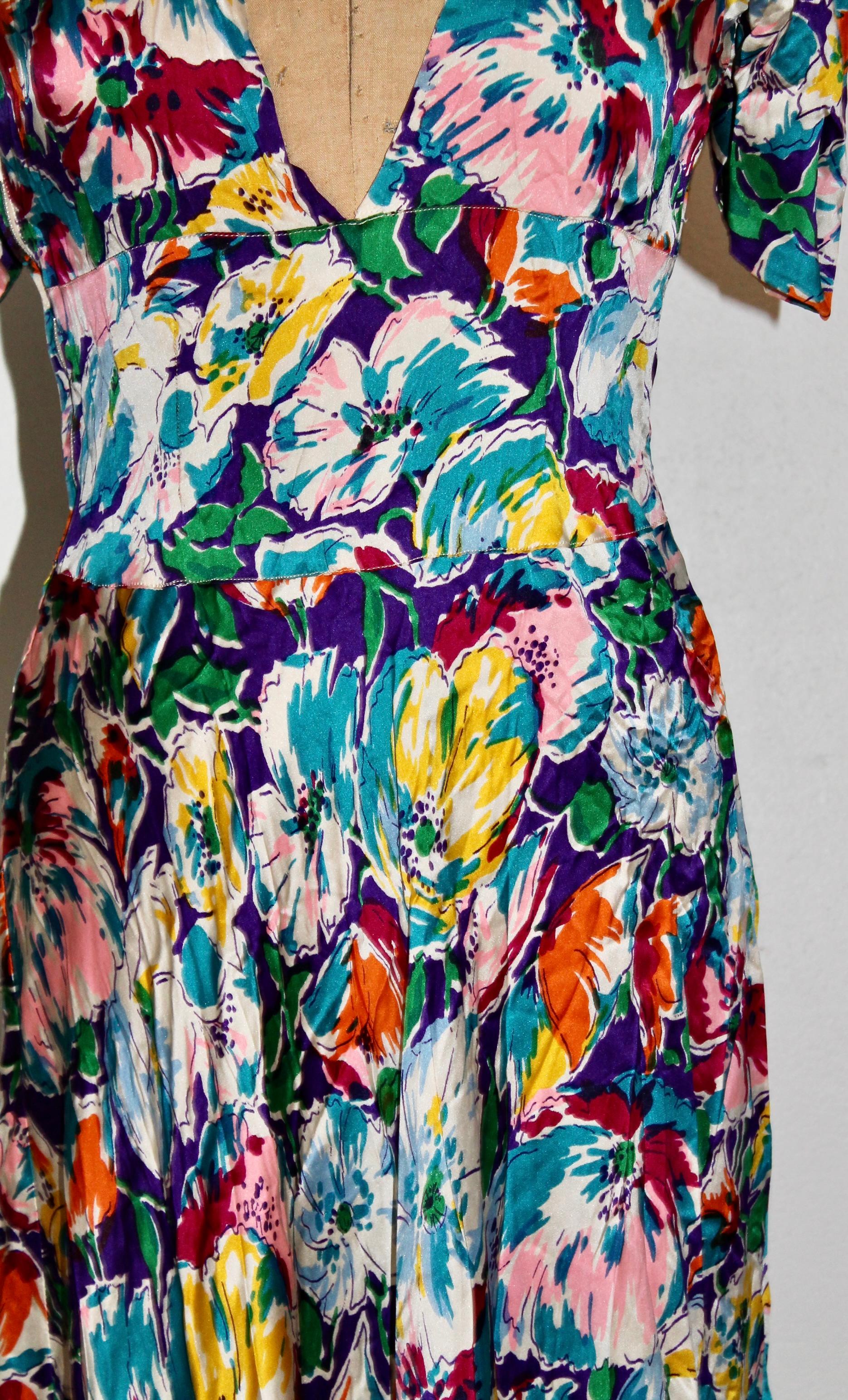 Vestido de seda floral color 'joya' de los años 40 Negro en venta