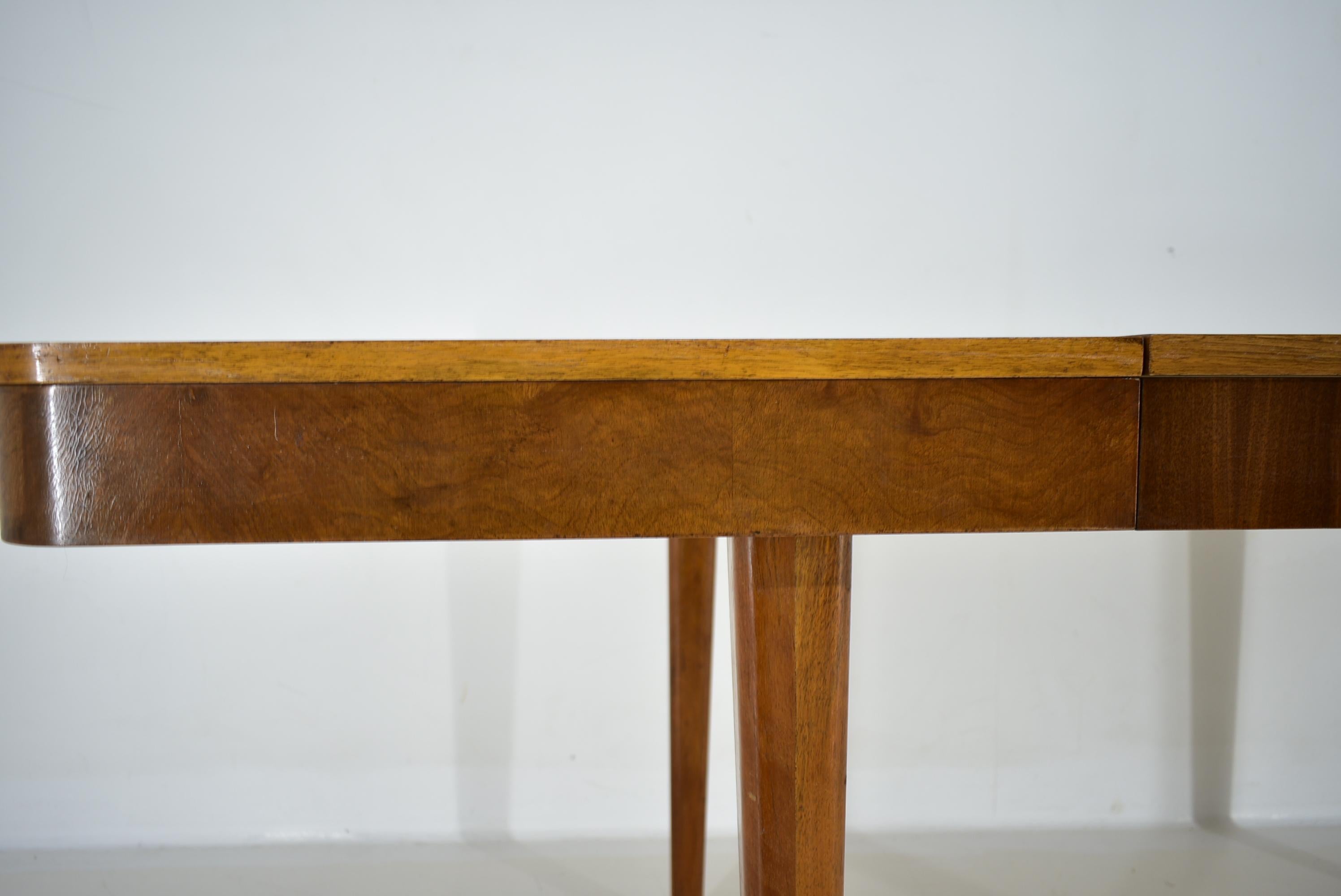 1940s Jindrich Halabala Extendable Dining Table in Walnut, Czechoslovakia For Sale 4