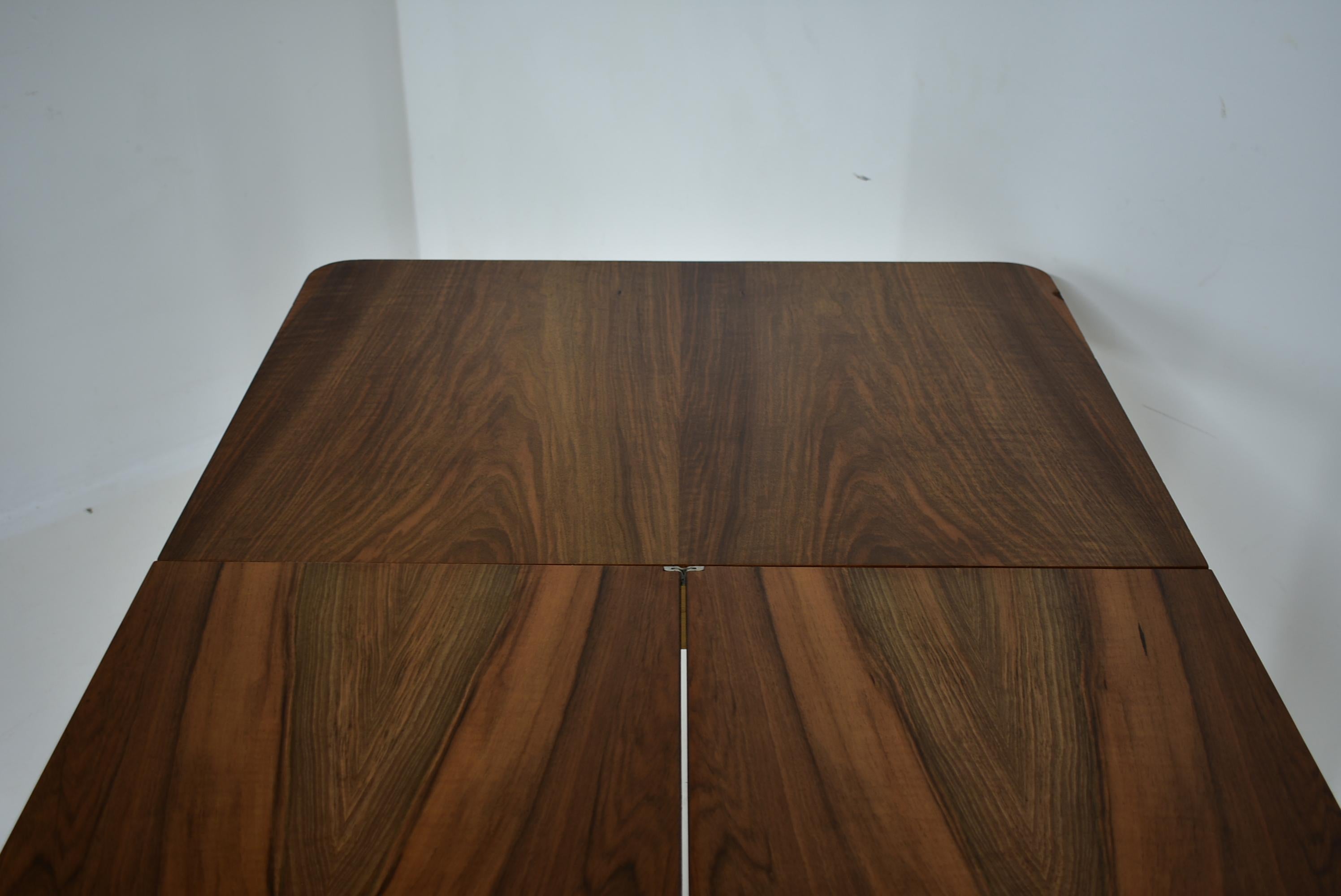 1940s Jindrich Halabala Extendable Dining Table in Walnut, Czechoslovakia In Good Condition For Sale In Praha, CZ